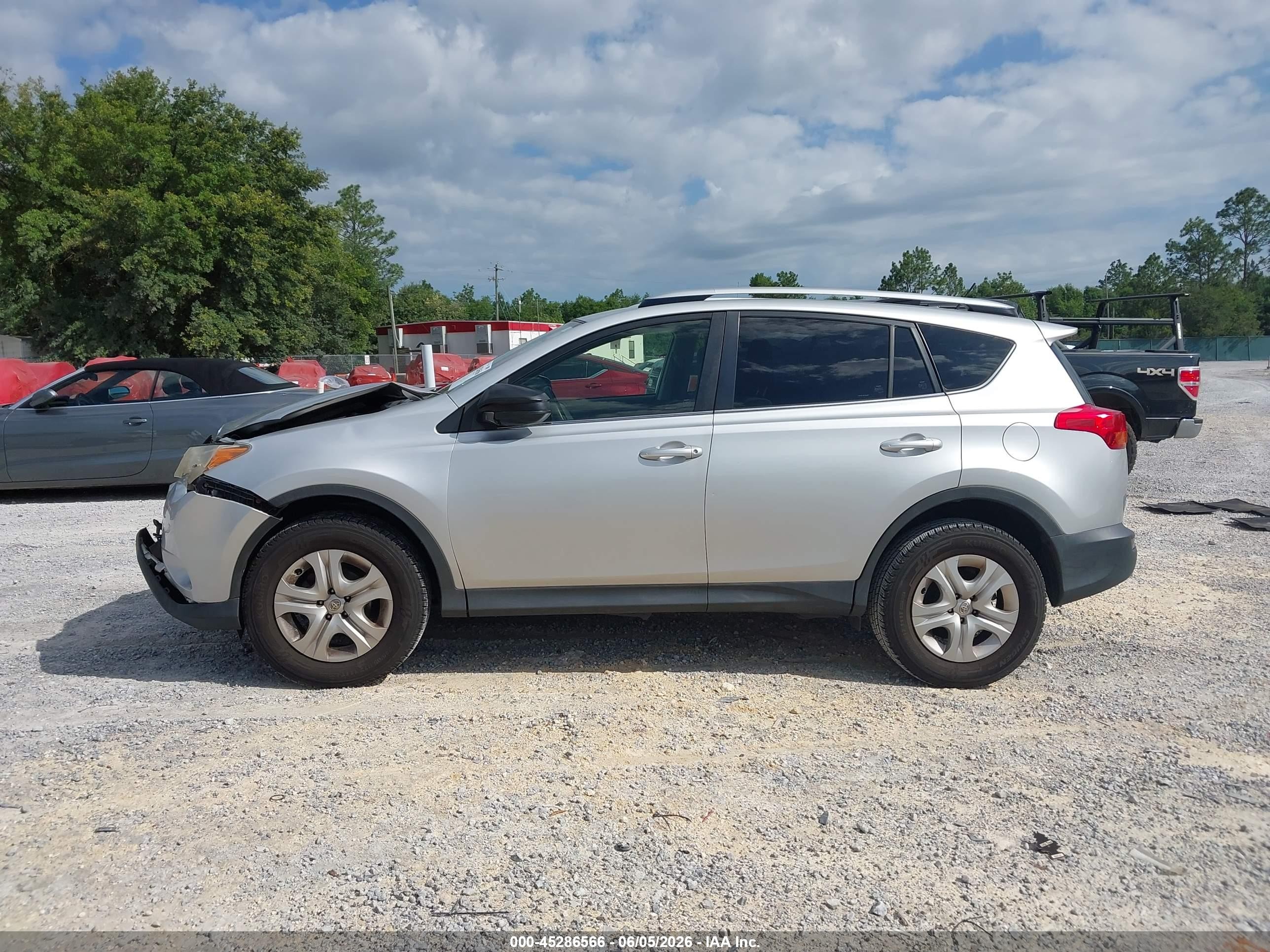 2015 Toyota Rav4 Le Silver vin: JTMZFREV6FJ025342