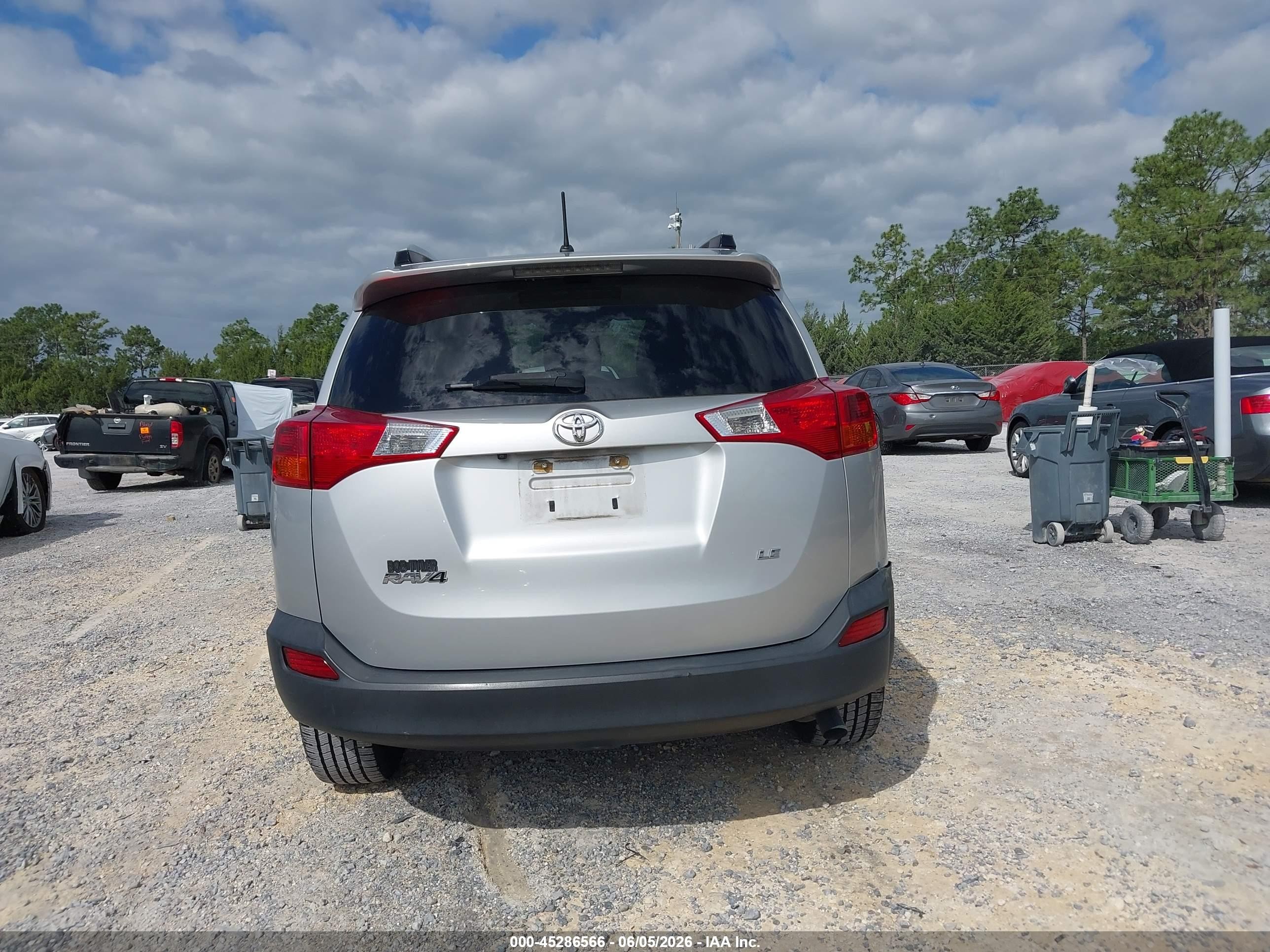 2015 Toyota Rav4 Le Silver vin: JTMZFREV6FJ025342