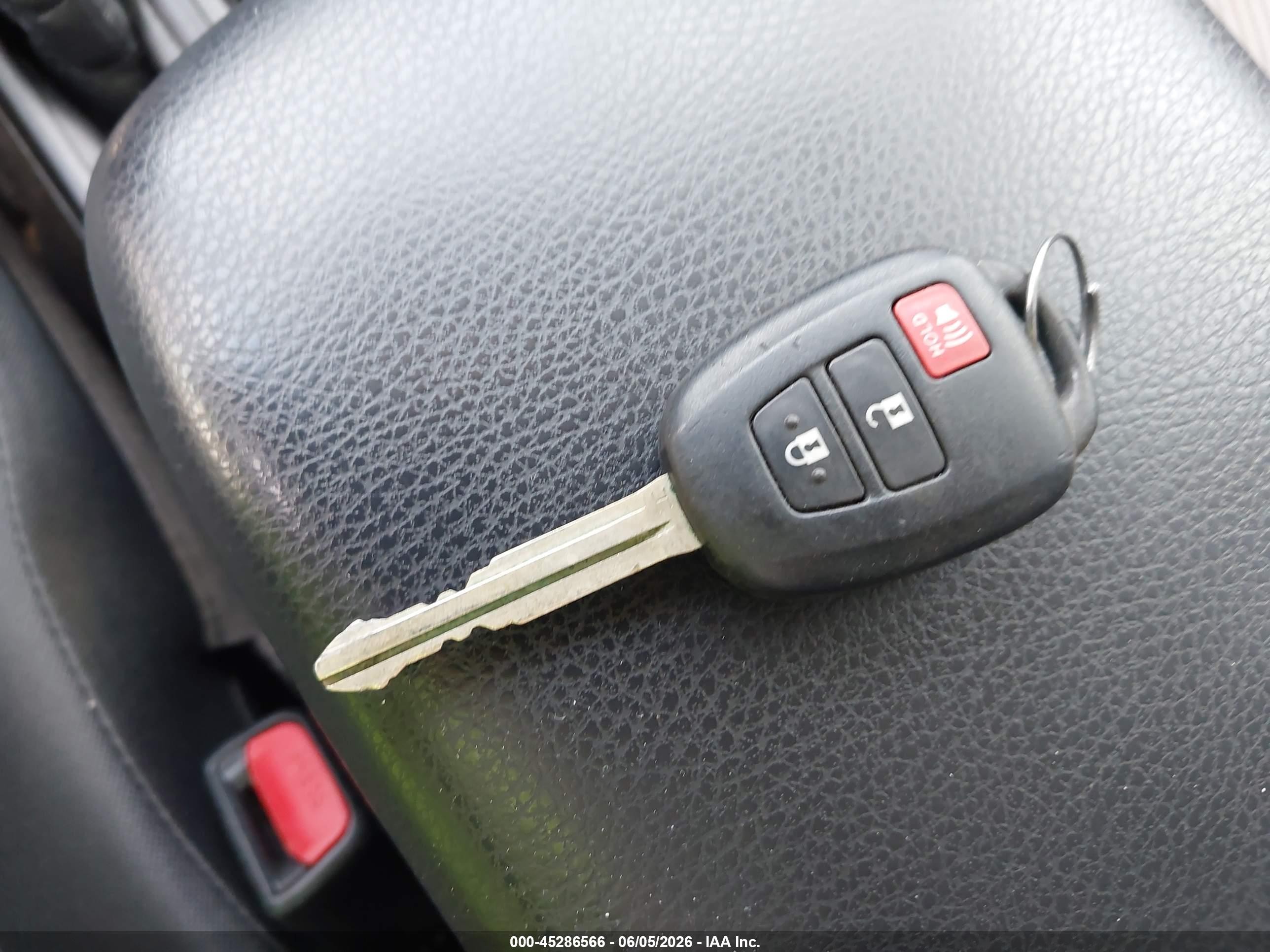 2015 Toyota Rav4 Le Silver vin: JTMZFREV6FJ025342