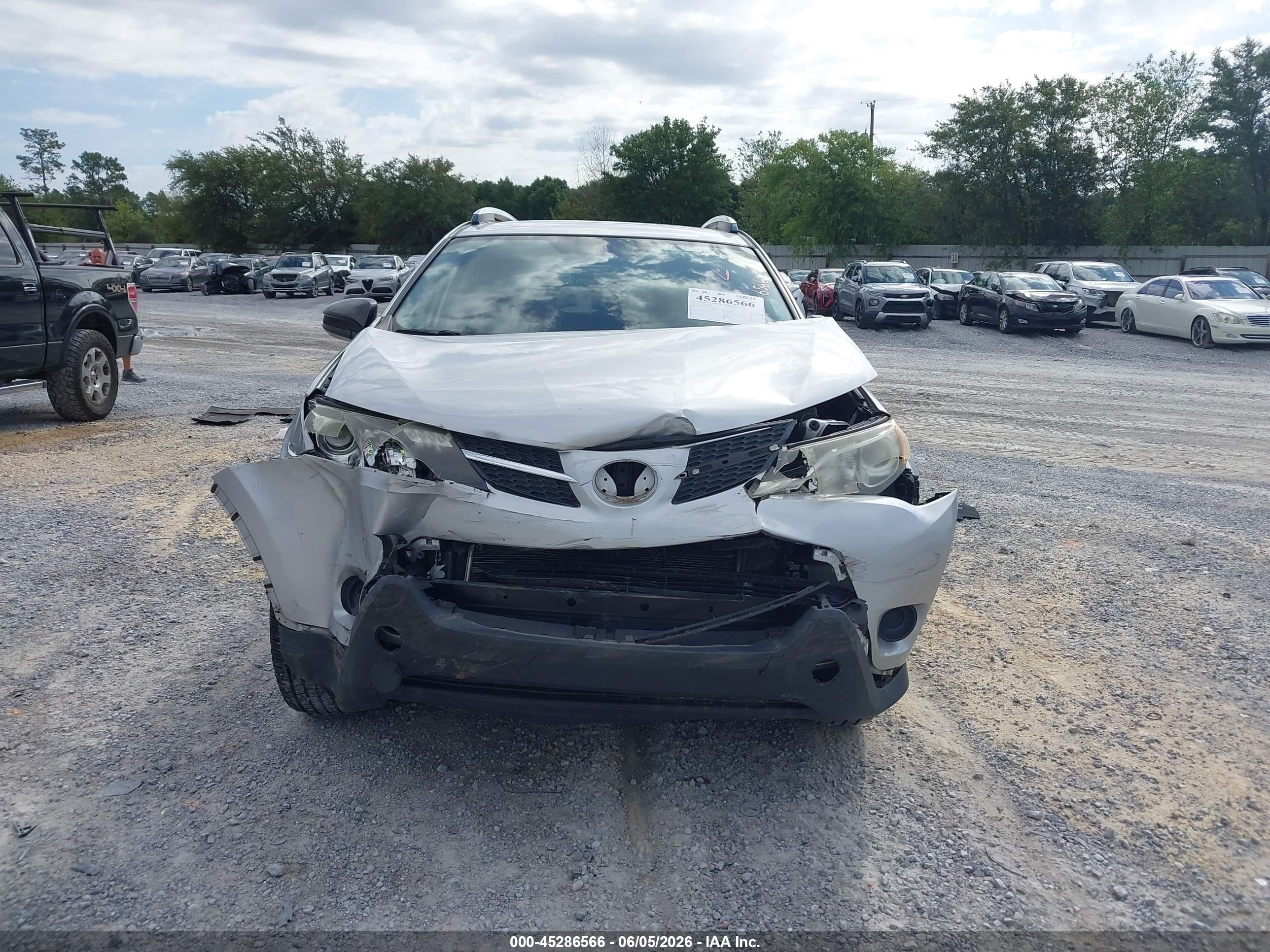 2015 Toyota Rav4 Le Silver vin: JTMZFREV6FJ025342