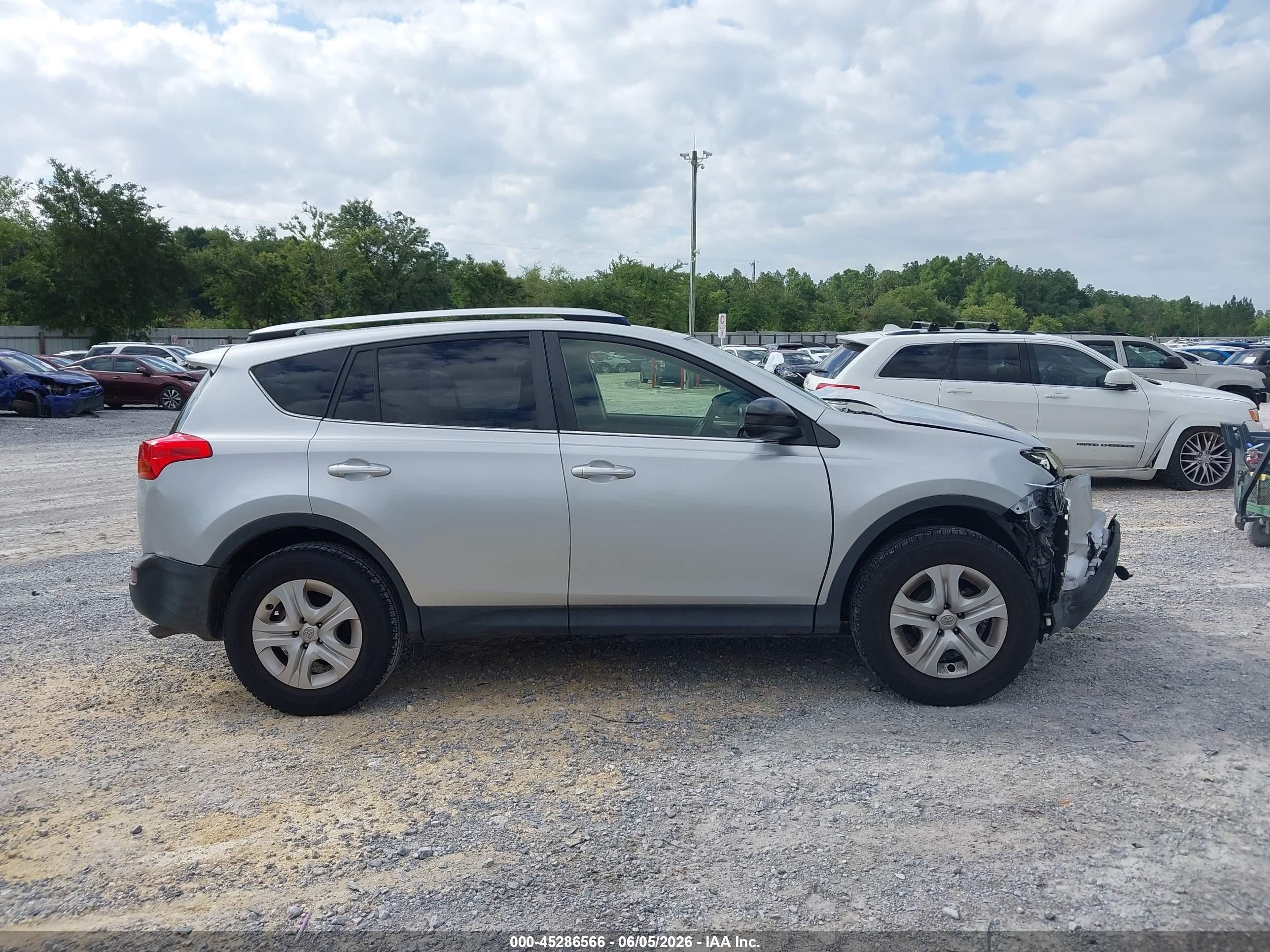 2015 Toyota Rav4 Le Silver vin: JTMZFREV6FJ025342