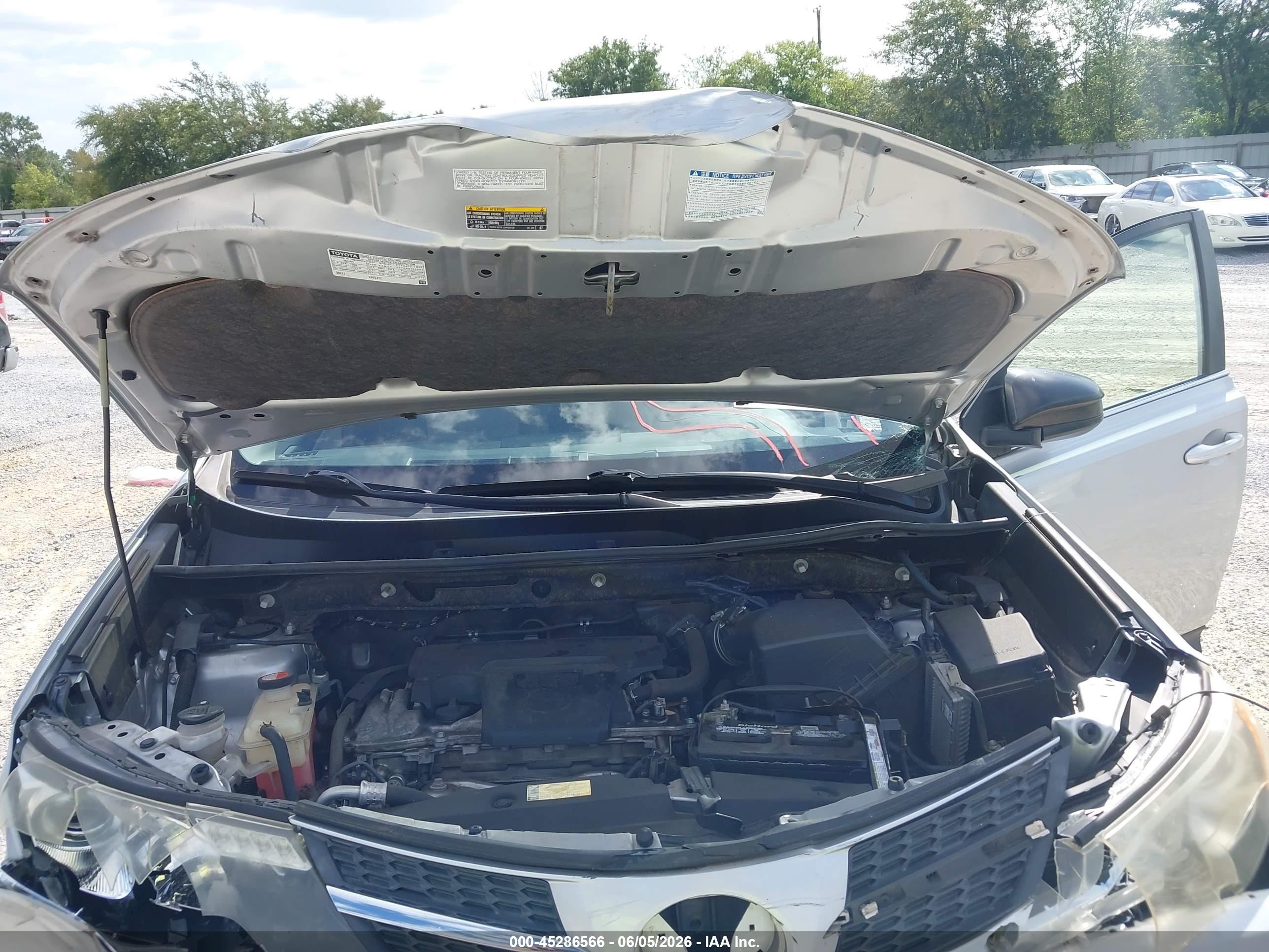 2015 Toyota Rav4 Le Silver vin: JTMZFREV6FJ025342