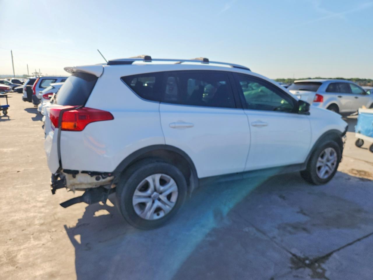 2015 Toyota Rav4 Le Белый vin: JTMZFREV6FJ035532