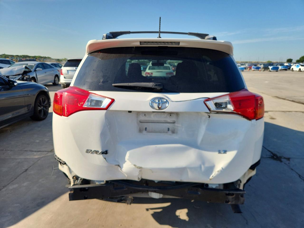 2015 Toyota Rav4 Le Белый vin: JTMZFREV6FJ035532