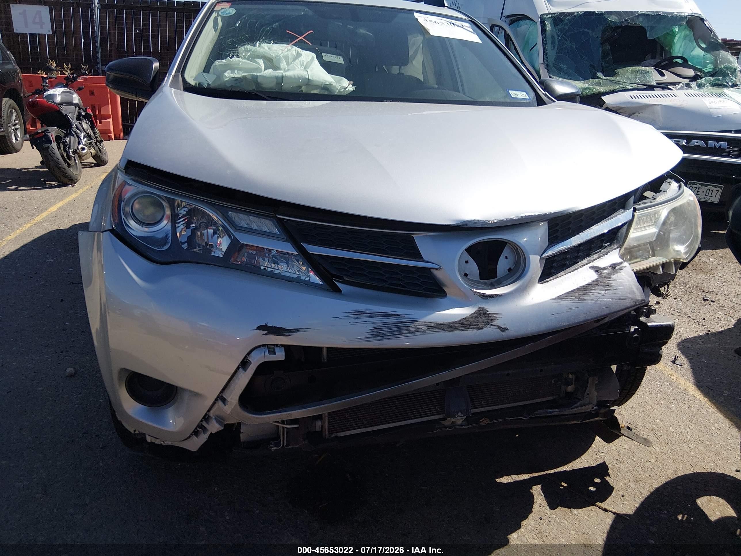 2015 Toyota Rav4 Le Серебряный vin: JTMZFREV6FJ040990