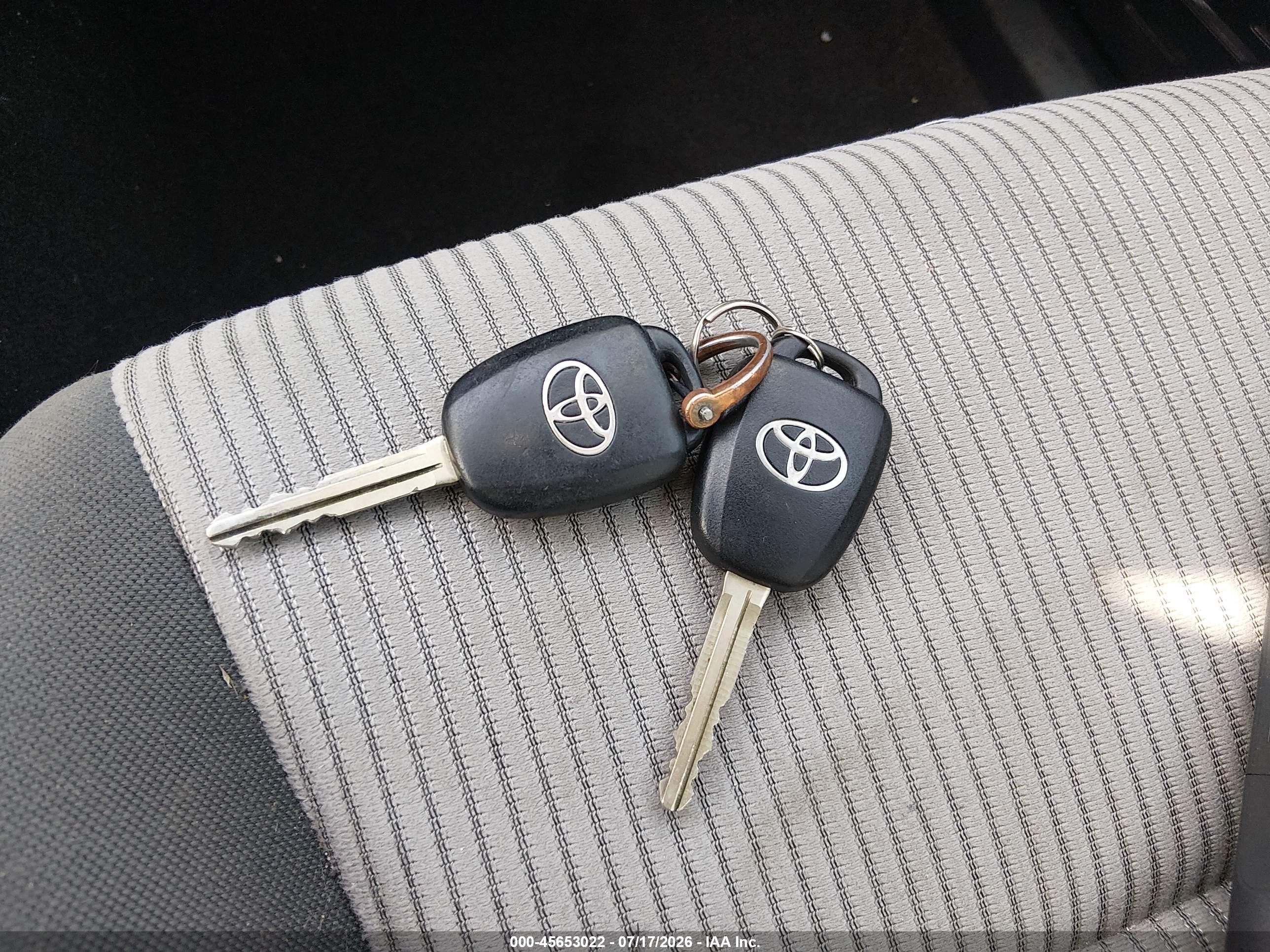 2015 Toyota Rav4 Le Серебряный vin: JTMZFREV6FJ040990