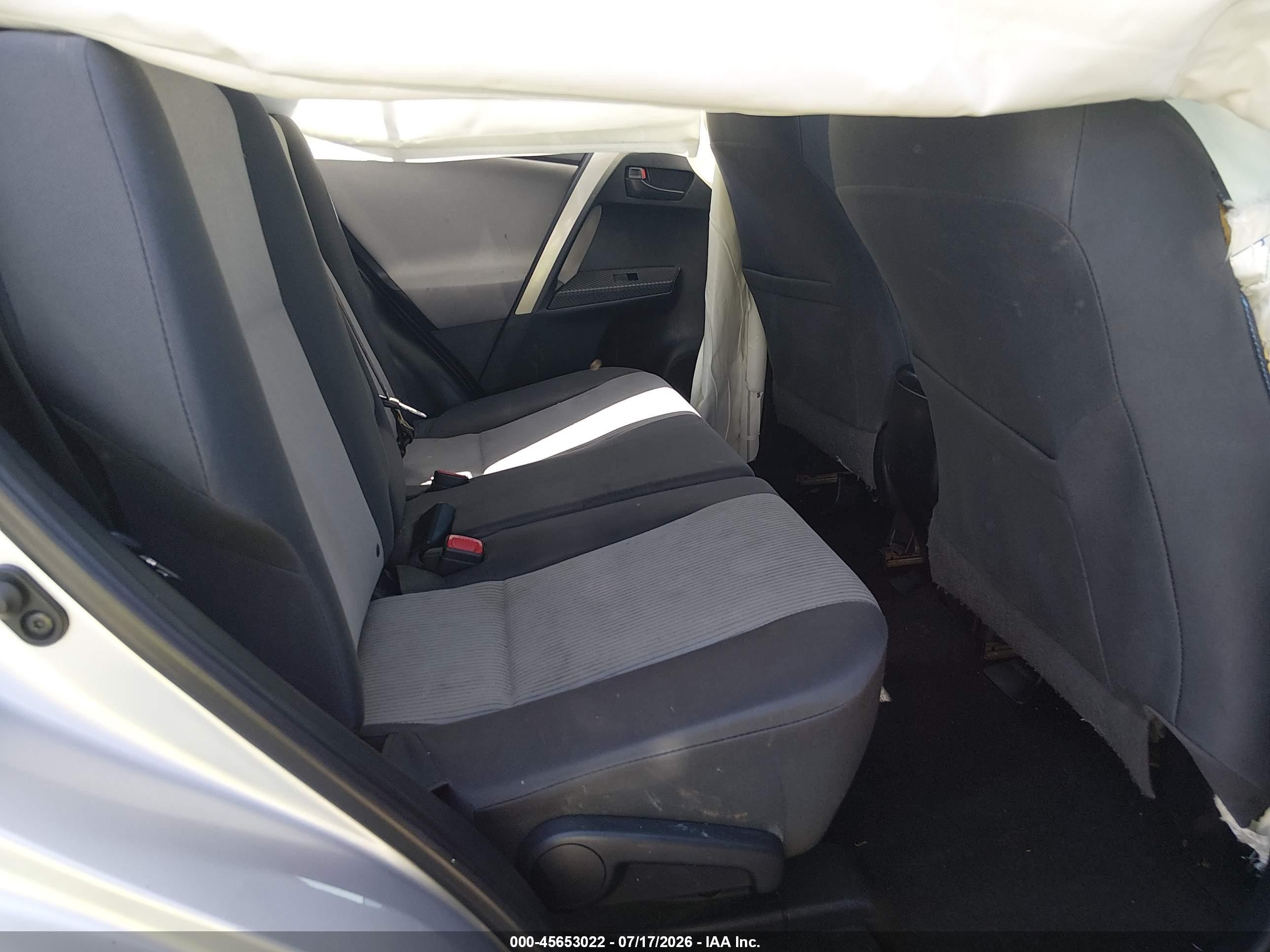 2015 Toyota Rav4 Le Серебряный vin: JTMZFREV6FJ040990