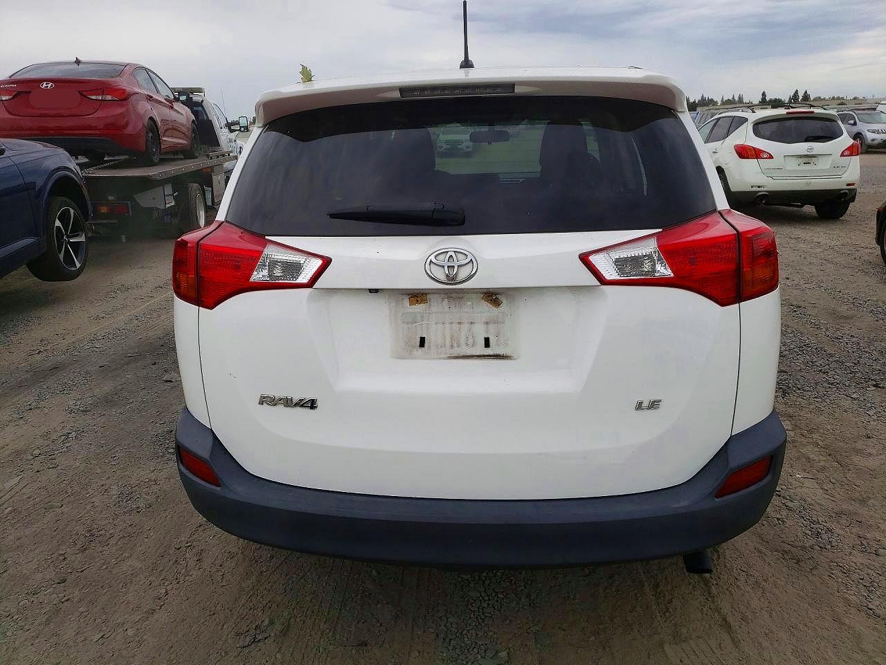 2015 Toyota Rav4 Le White vin: JTMZFREV6FJ049589