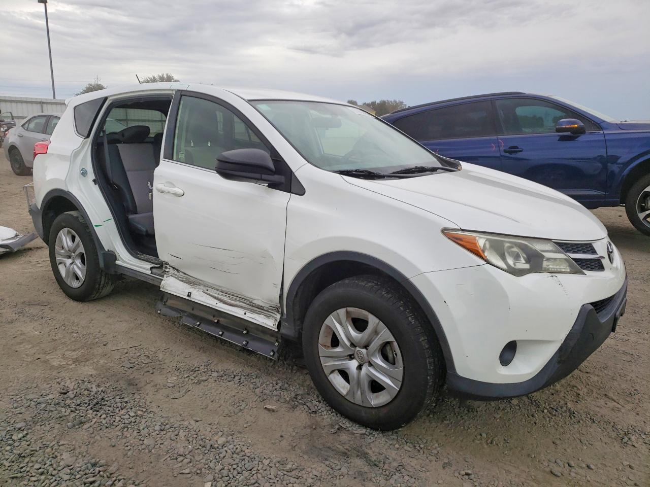 2015 Toyota Rav4 Le White vin: JTMZFREV6FJ049589