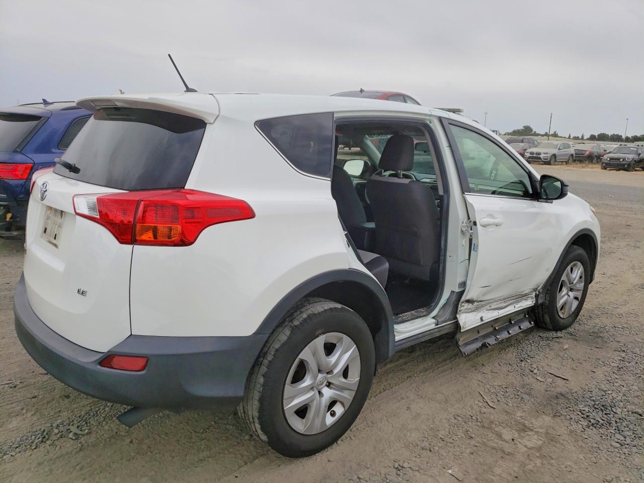 2015 Toyota Rav4 Le White vin: JTMZFREV6FJ049589