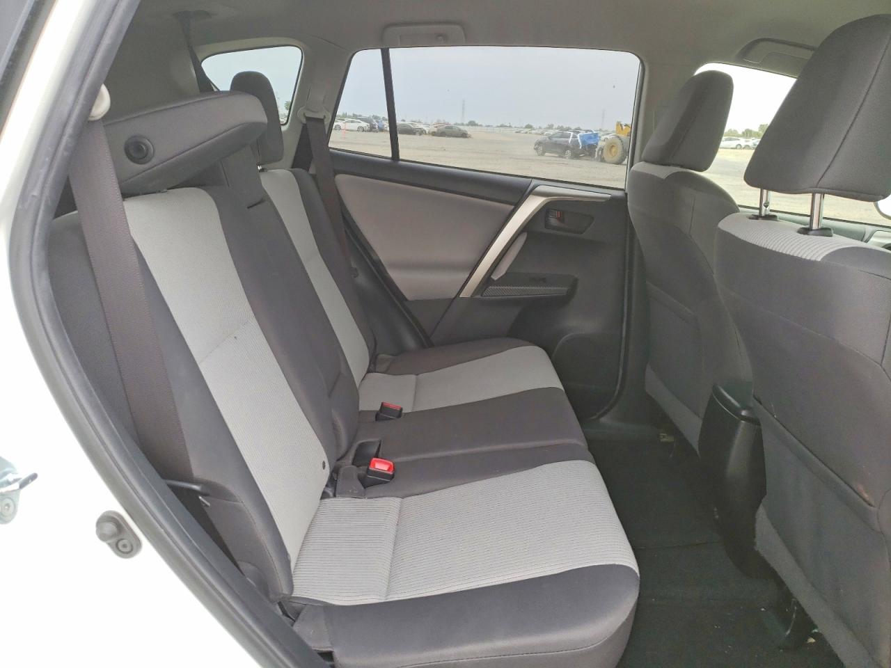 2015 Toyota Rav4 Le White vin: JTMZFREV6FJ049589