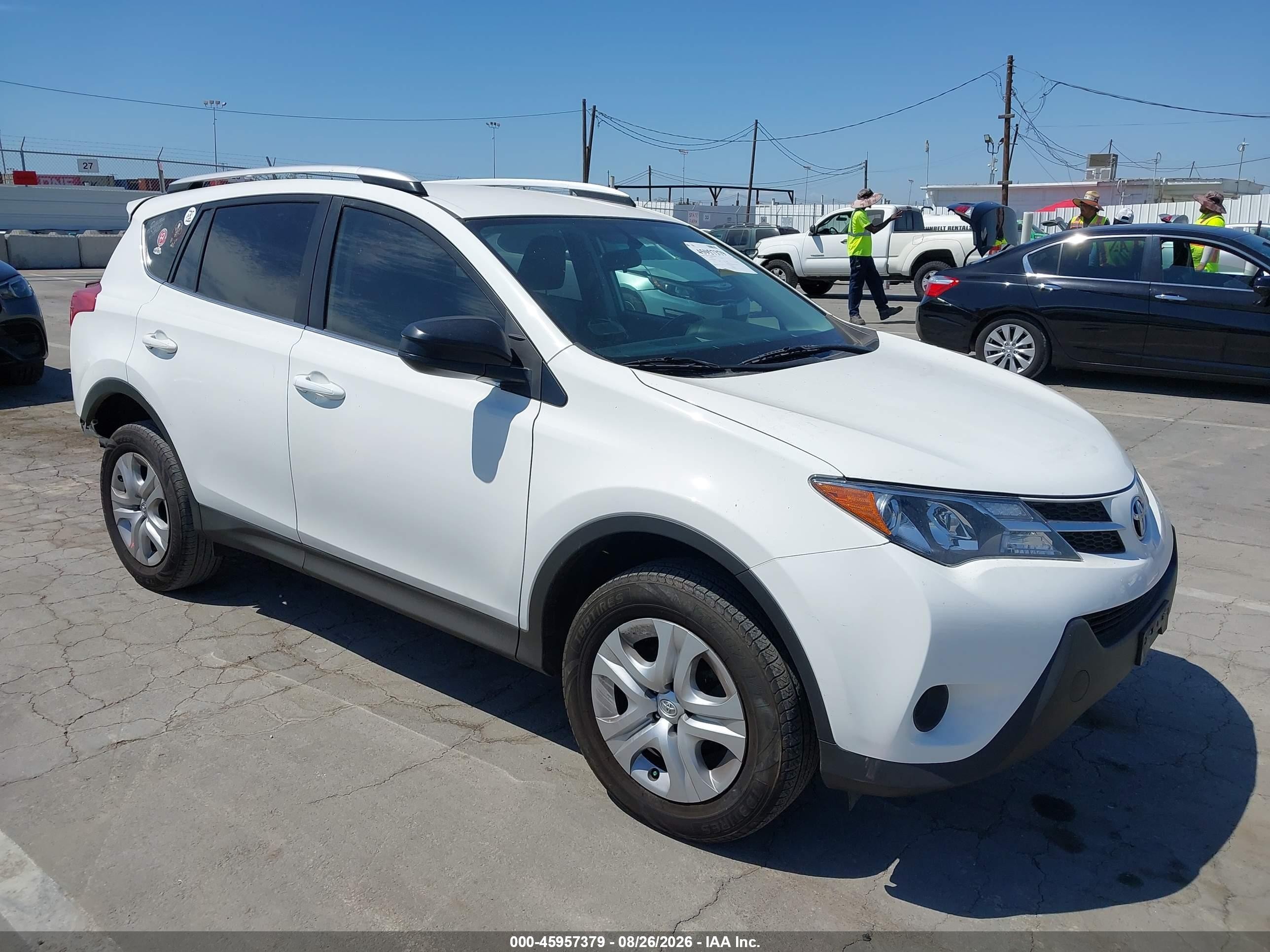 2015 Toyota Rav4 Le White vin: JTMZFREV6FJ050063