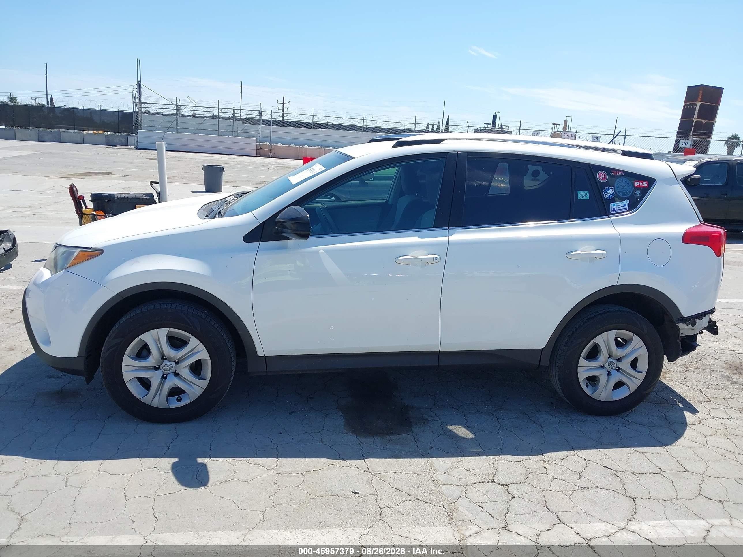 2015 Toyota Rav4 Le White vin: JTMZFREV6FJ050063