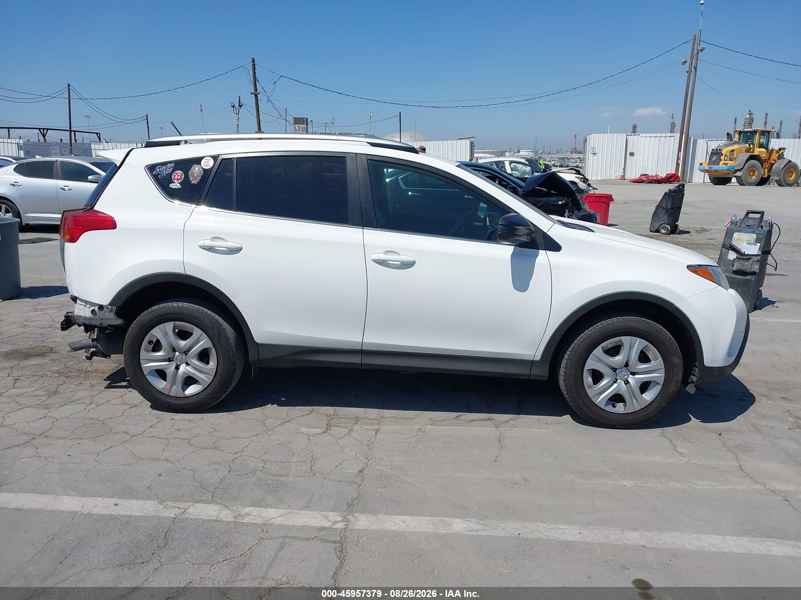 2015 Toyota Rav4 Le White vin: JTMZFREV6FJ050063