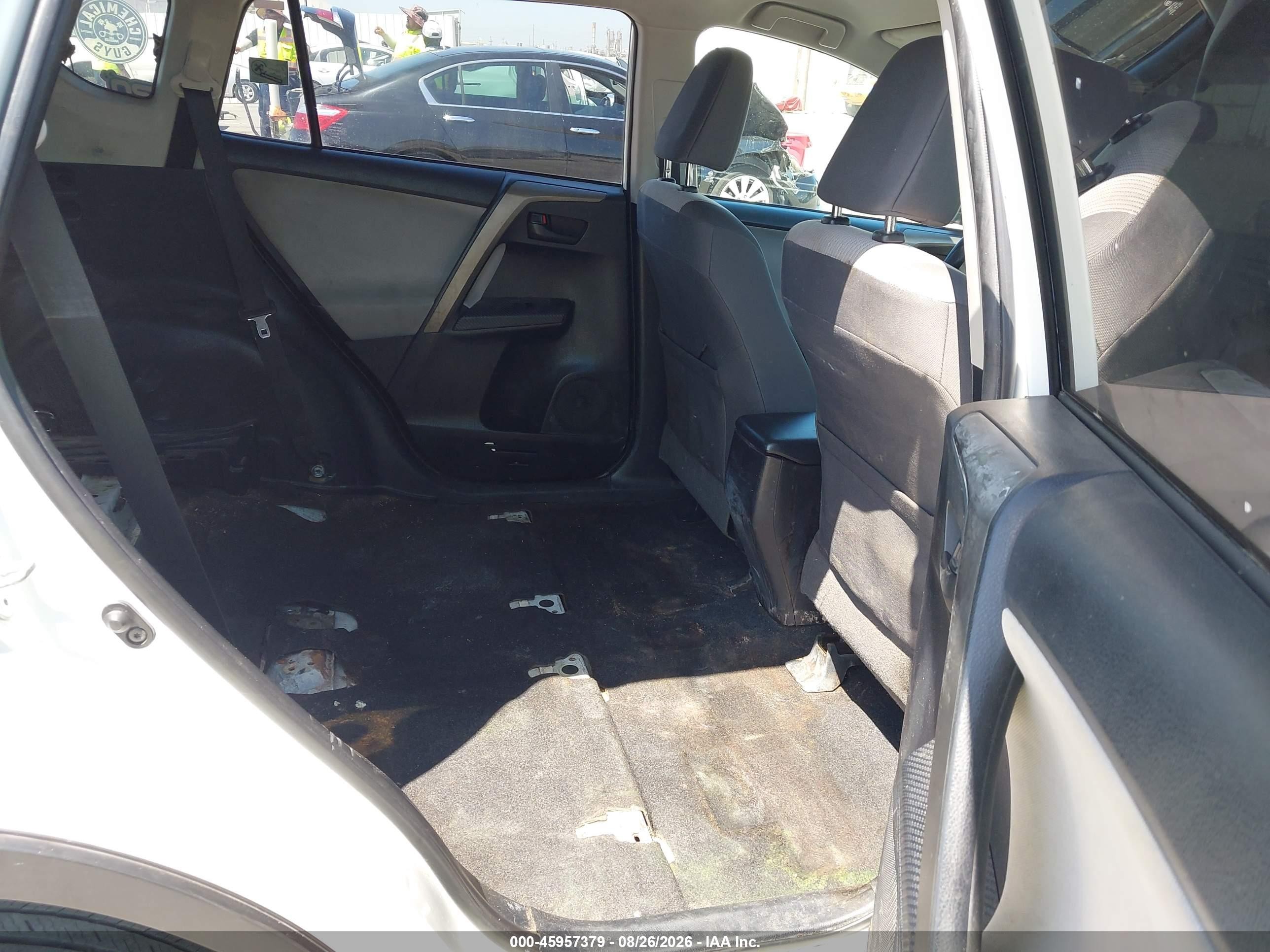2015 Toyota Rav4 Le White vin: JTMZFREV6FJ050063