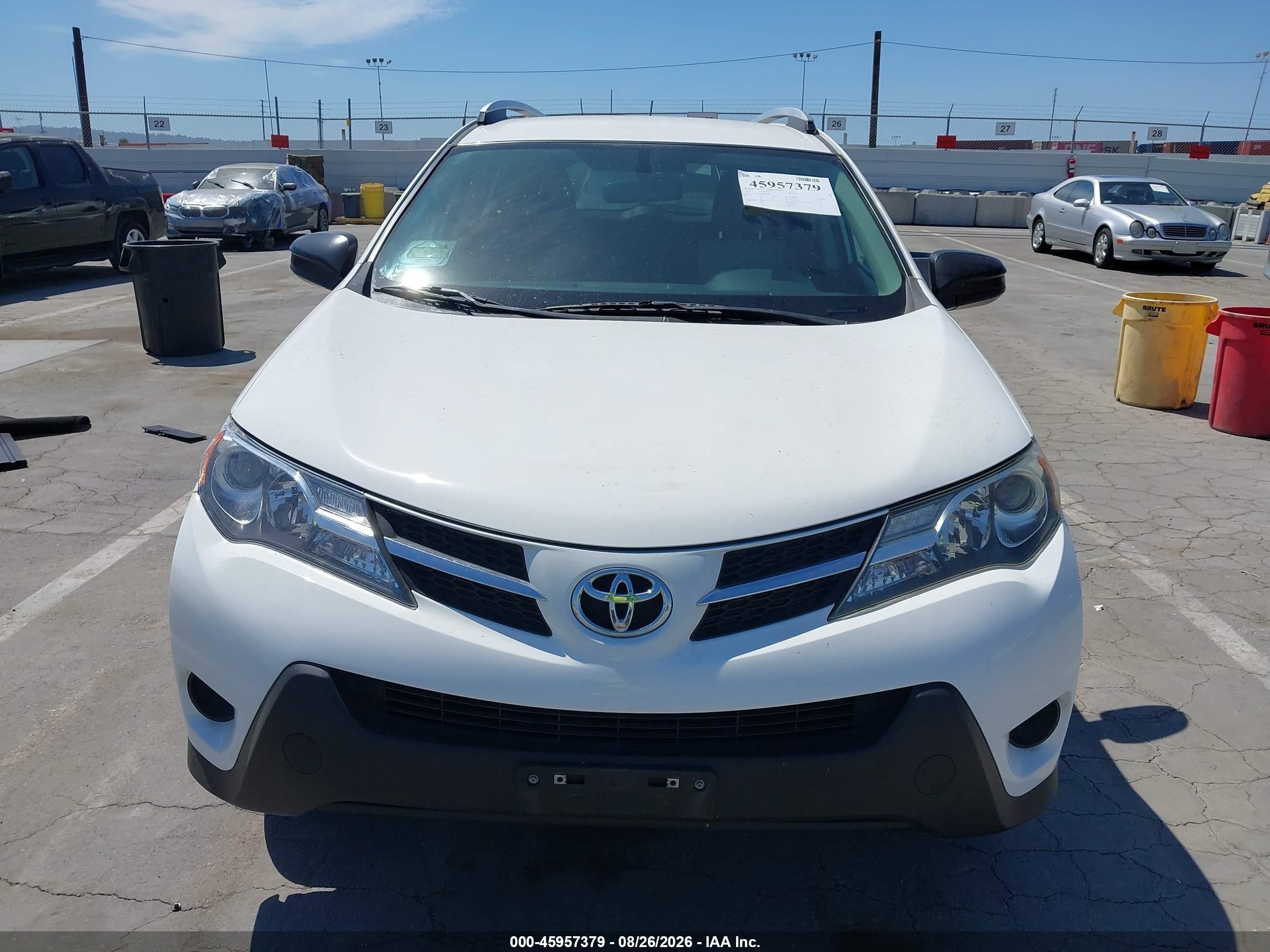 2015 Toyota Rav4 Le White vin: JTMZFREV6FJ050063