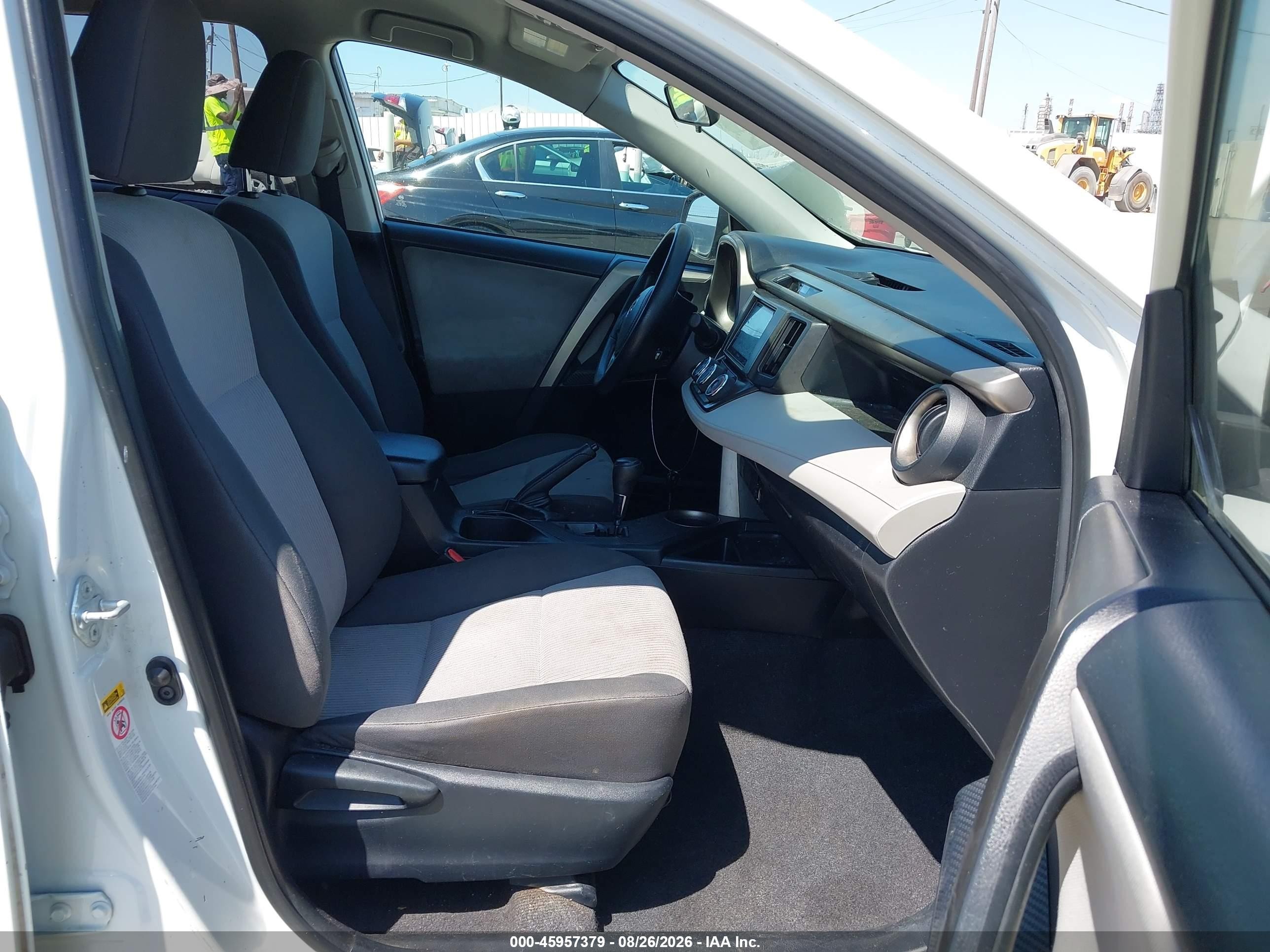 2015 Toyota Rav4 Le White vin: JTMZFREV6FJ050063