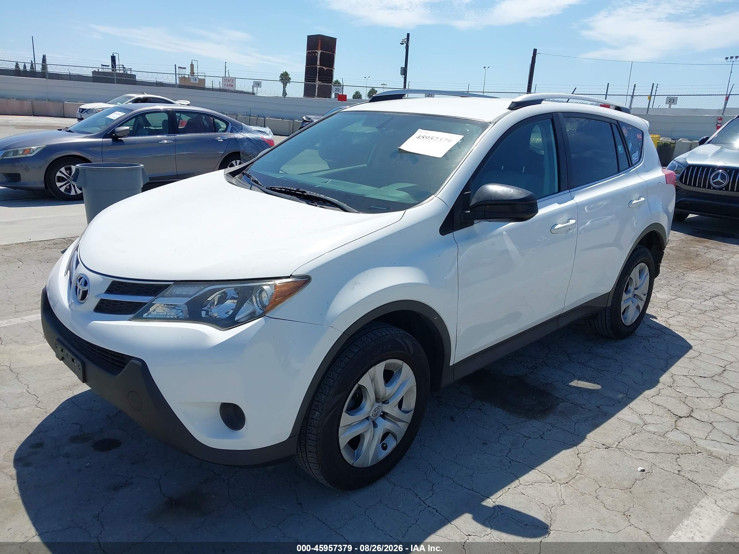 2015 Toyota Rav4 Le White vin: JTMZFREV6FJ050063