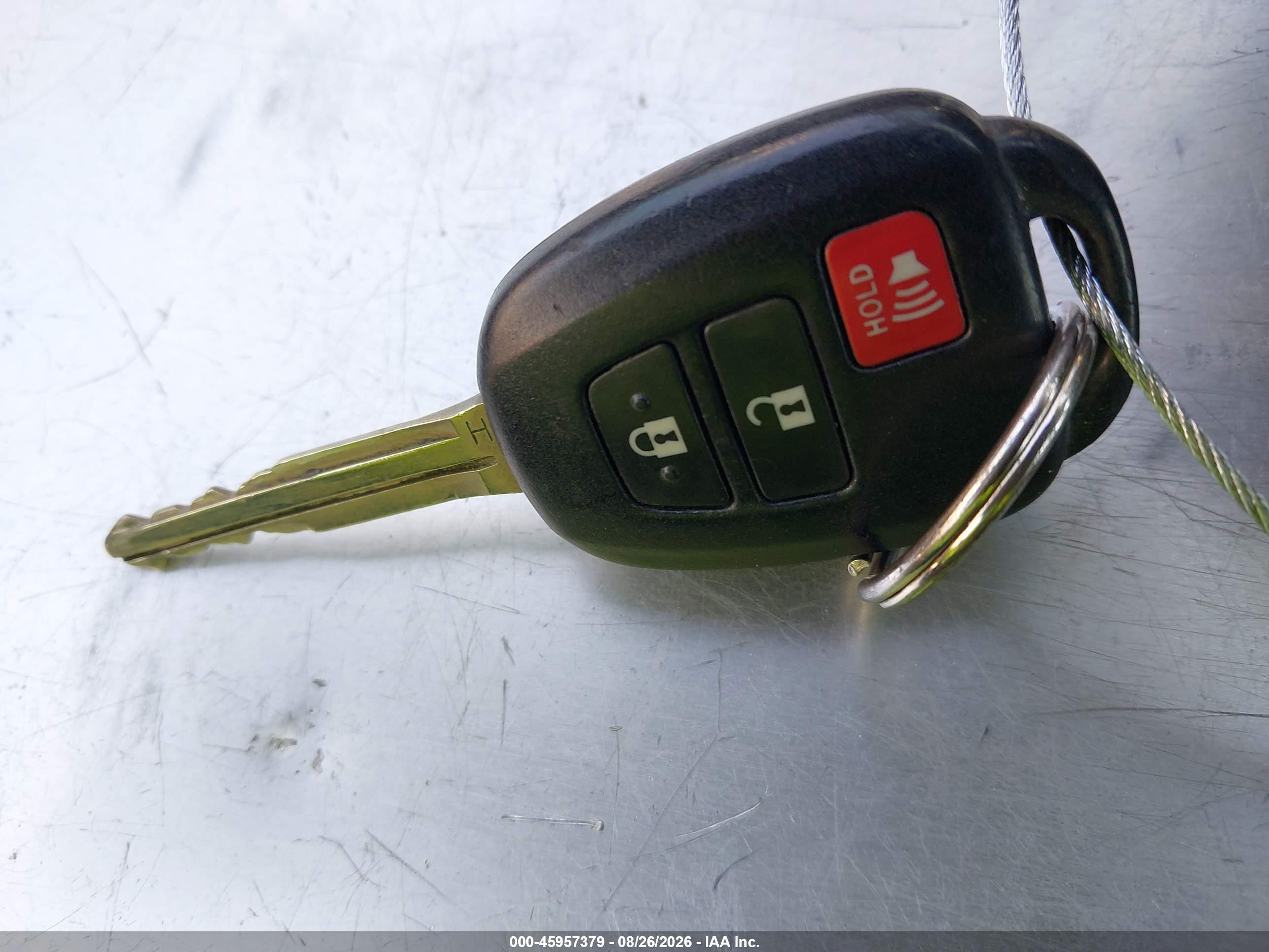 2015 Toyota Rav4 Le White vin: JTMZFREV6FJ050063