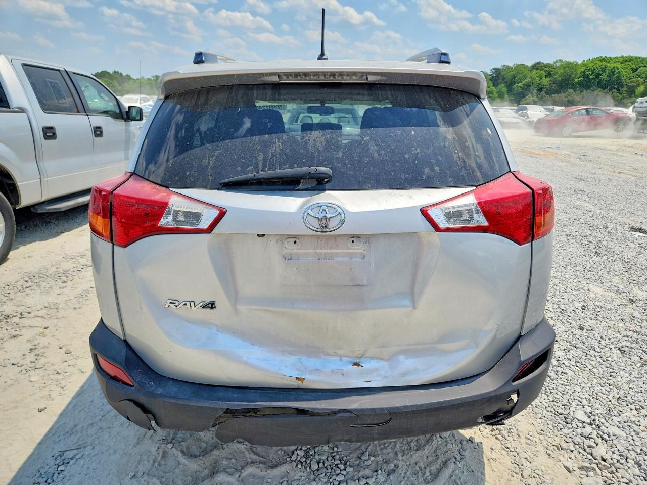 2015 Toyota Rav4 Le Silver vin: JTMZFREV6FJ053139