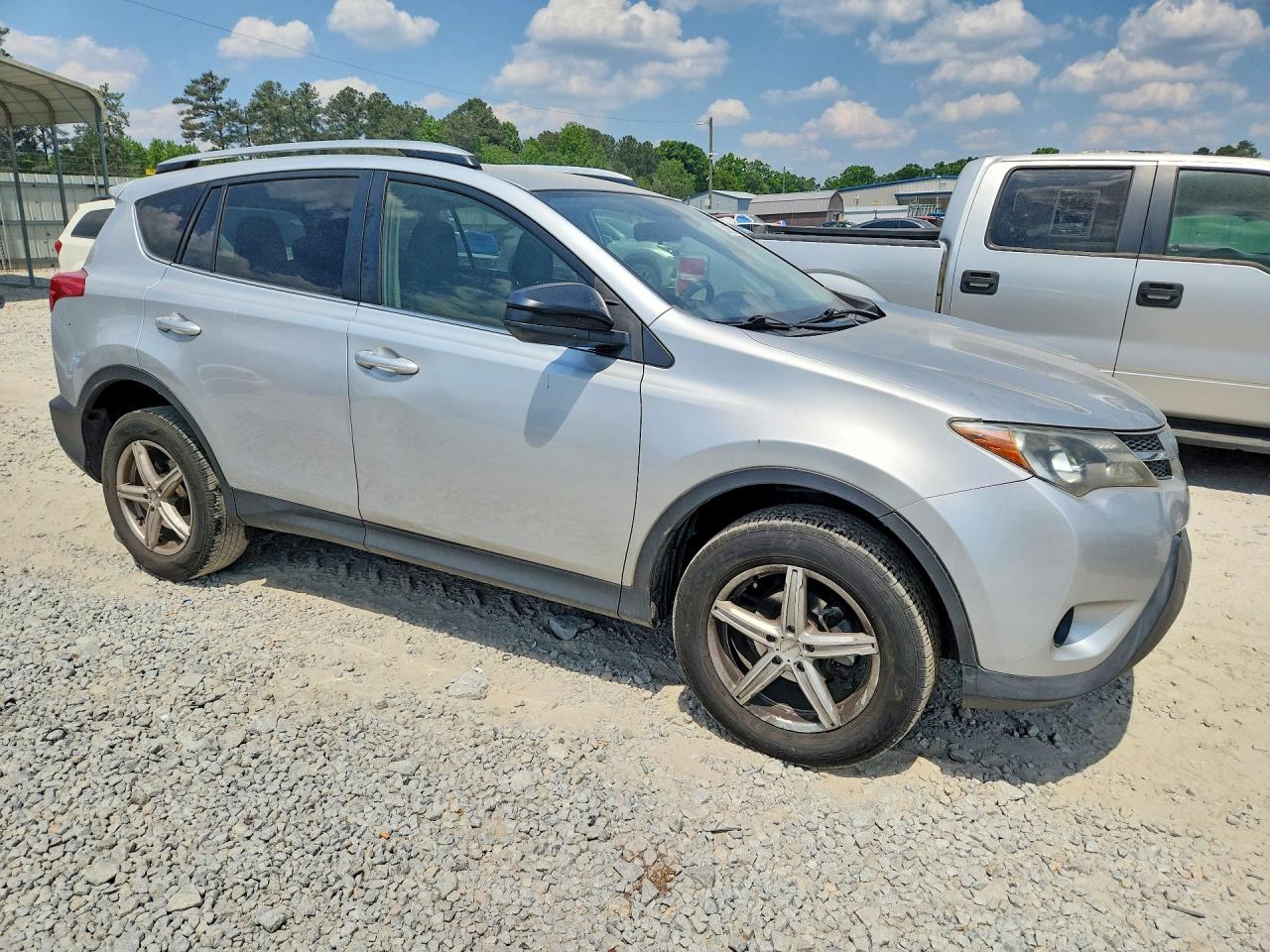 2015 Toyota Rav4 Le Silver vin: JTMZFREV6FJ053139