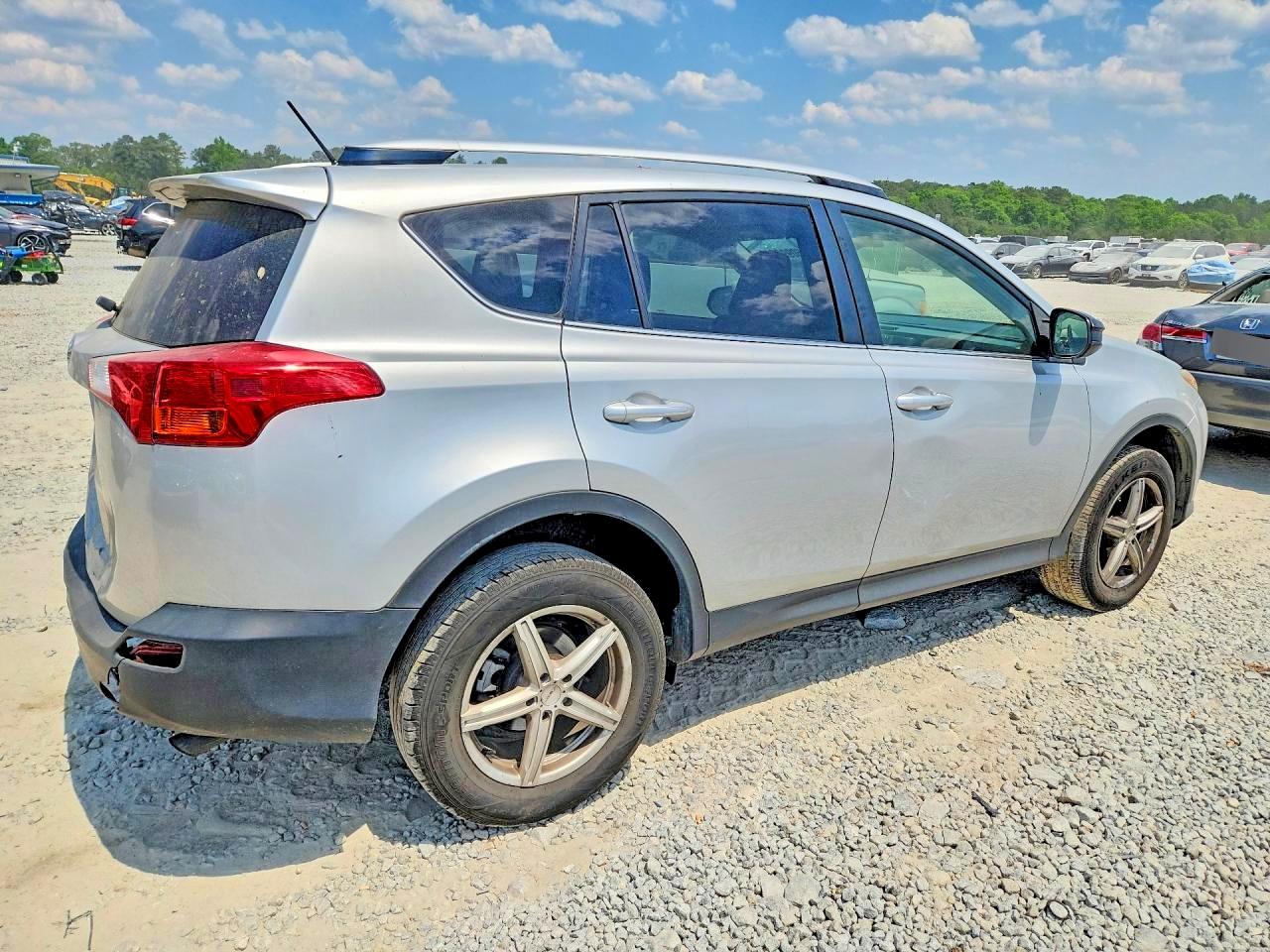2015 Toyota Rav4 Le Silver vin: JTMZFREV6FJ053139
