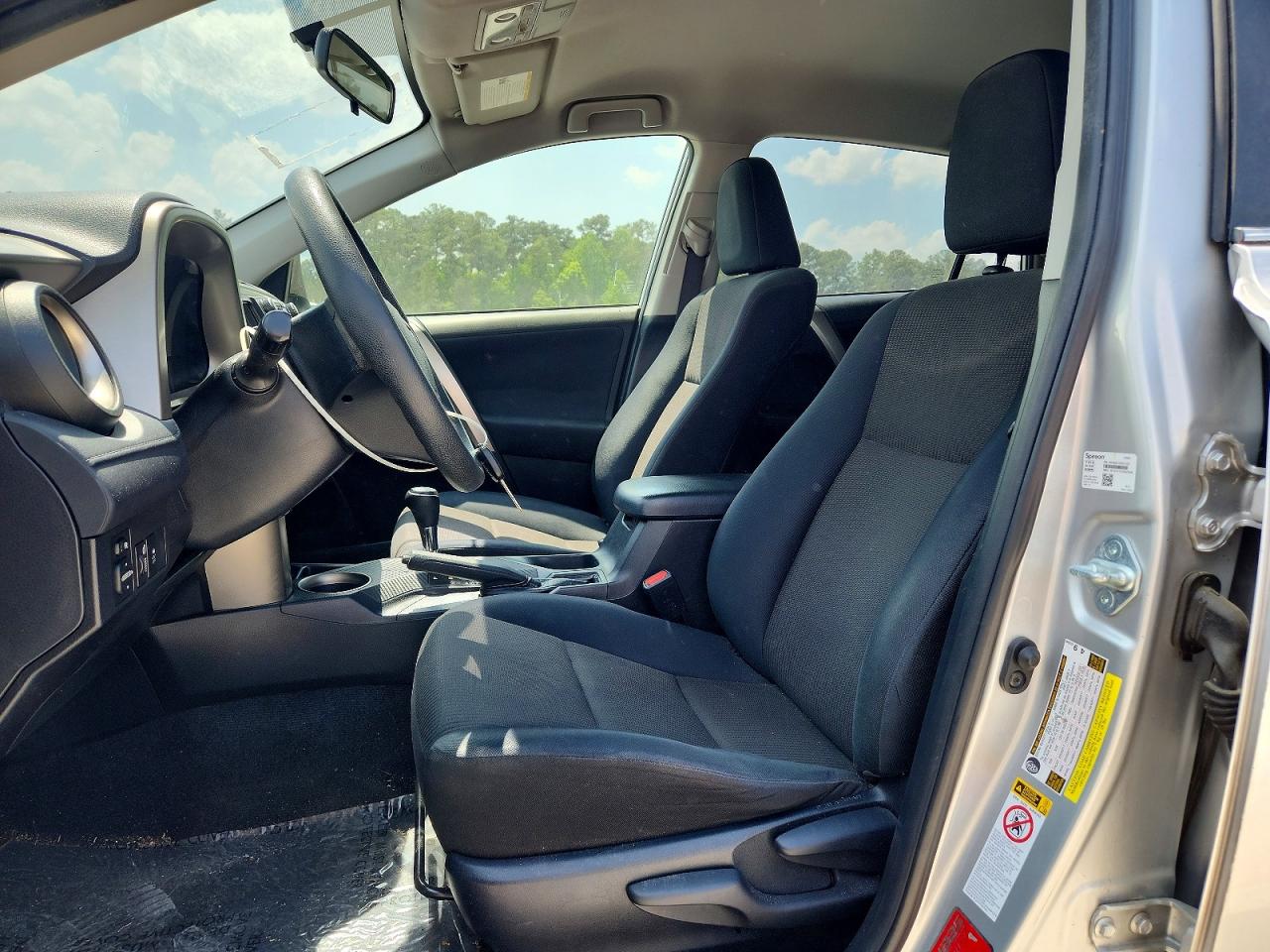 2015 Toyota Rav4 Le Silver vin: JTMZFREV6FJ053139
