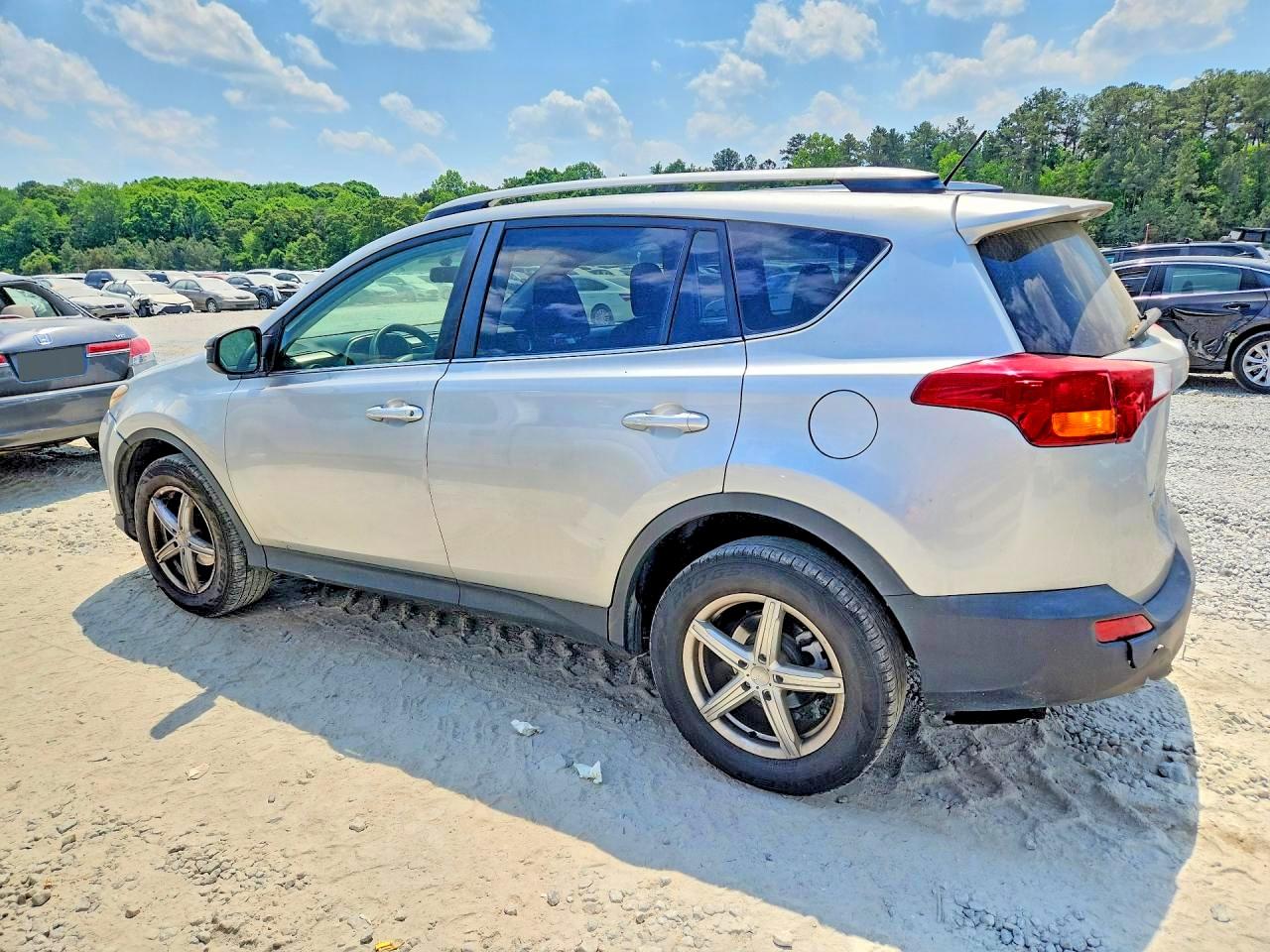 2015 Toyota Rav4 Le Silver vin: JTMZFREV6FJ053139