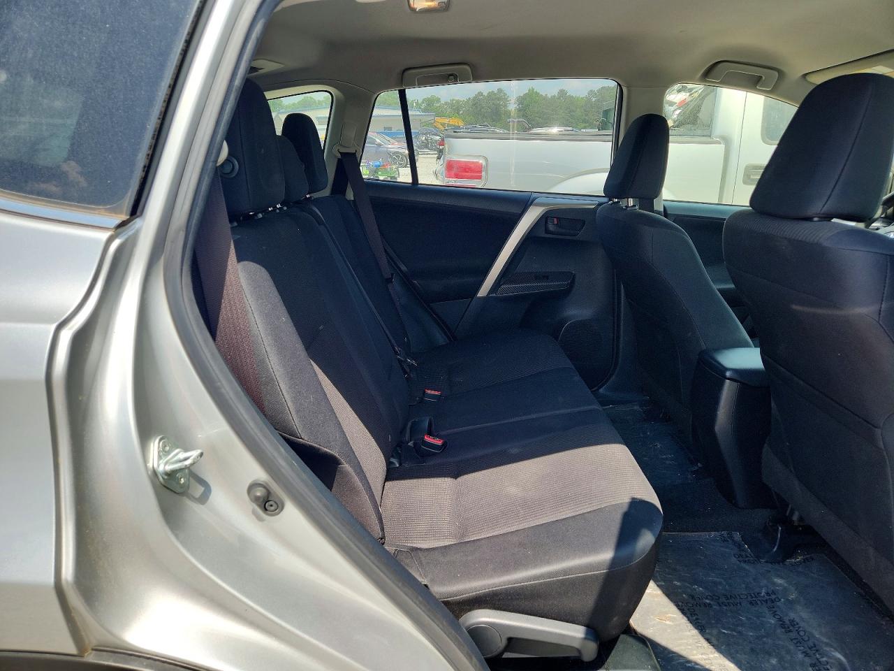2015 Toyota Rav4 Le Silver vin: JTMZFREV6FJ053139