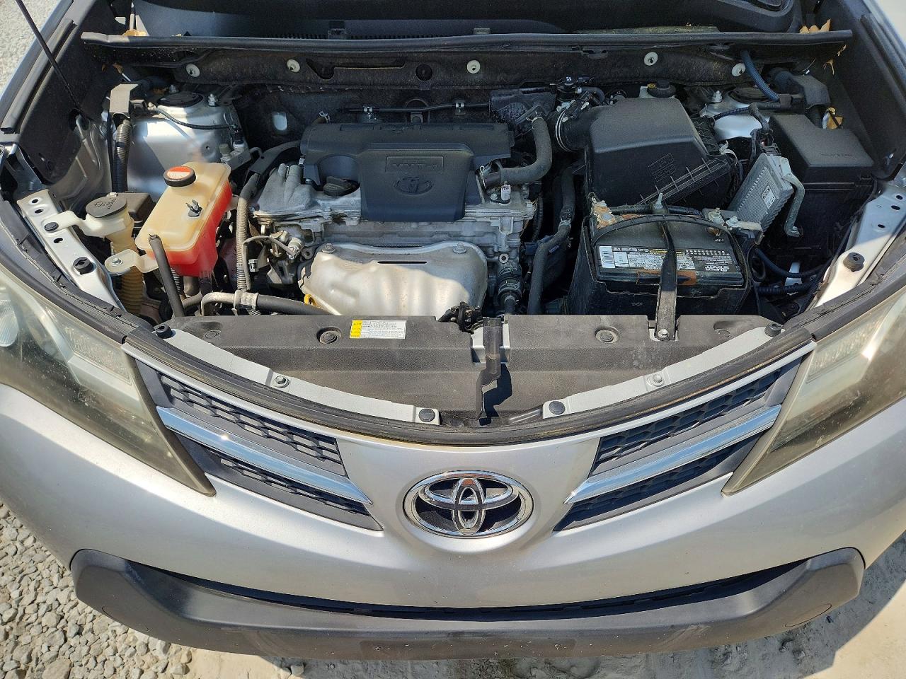 2015 Toyota Rav4 Le Silver vin: JTMZFREV6FJ053139
