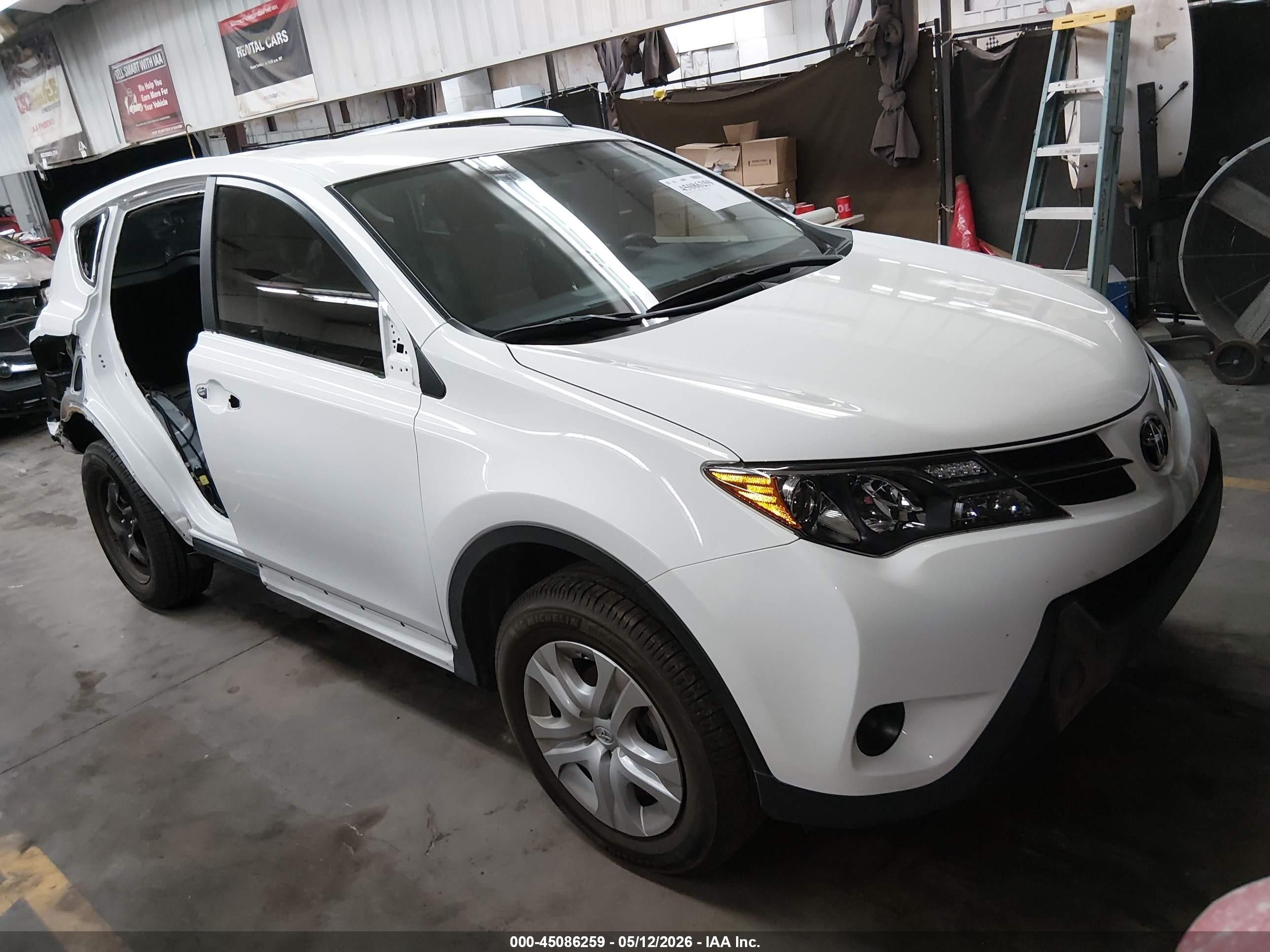2015 Toyota Rav4 Le White vin: JTMZFREV6FJ056901