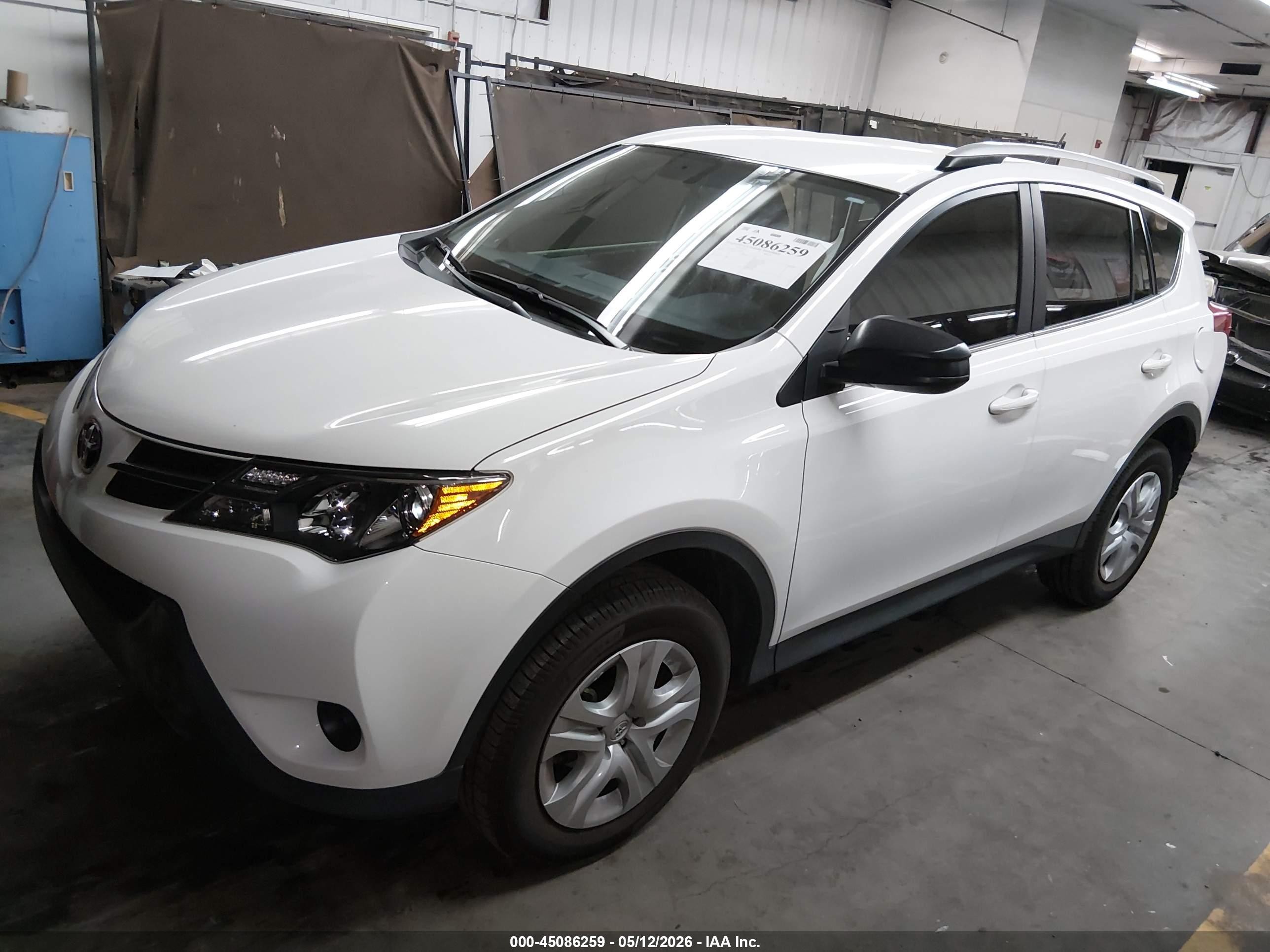 2015 Toyota Rav4 Le White vin: JTMZFREV6FJ056901