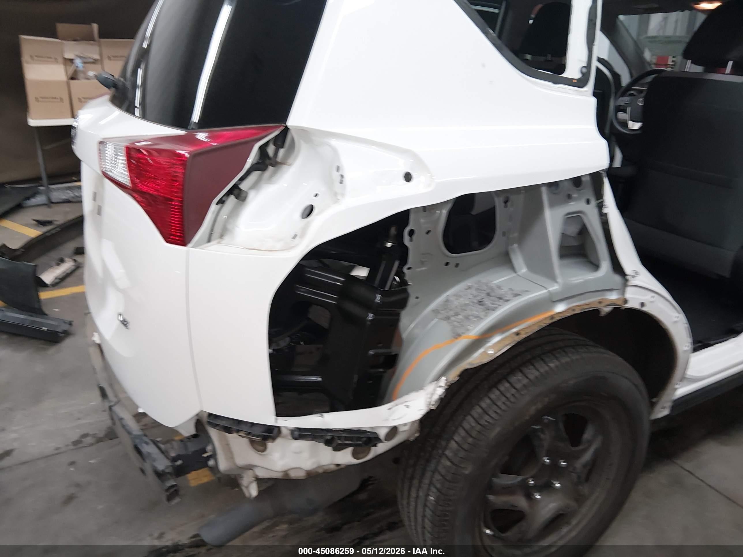 2015 Toyota Rav4 Le White vin: JTMZFREV6FJ056901