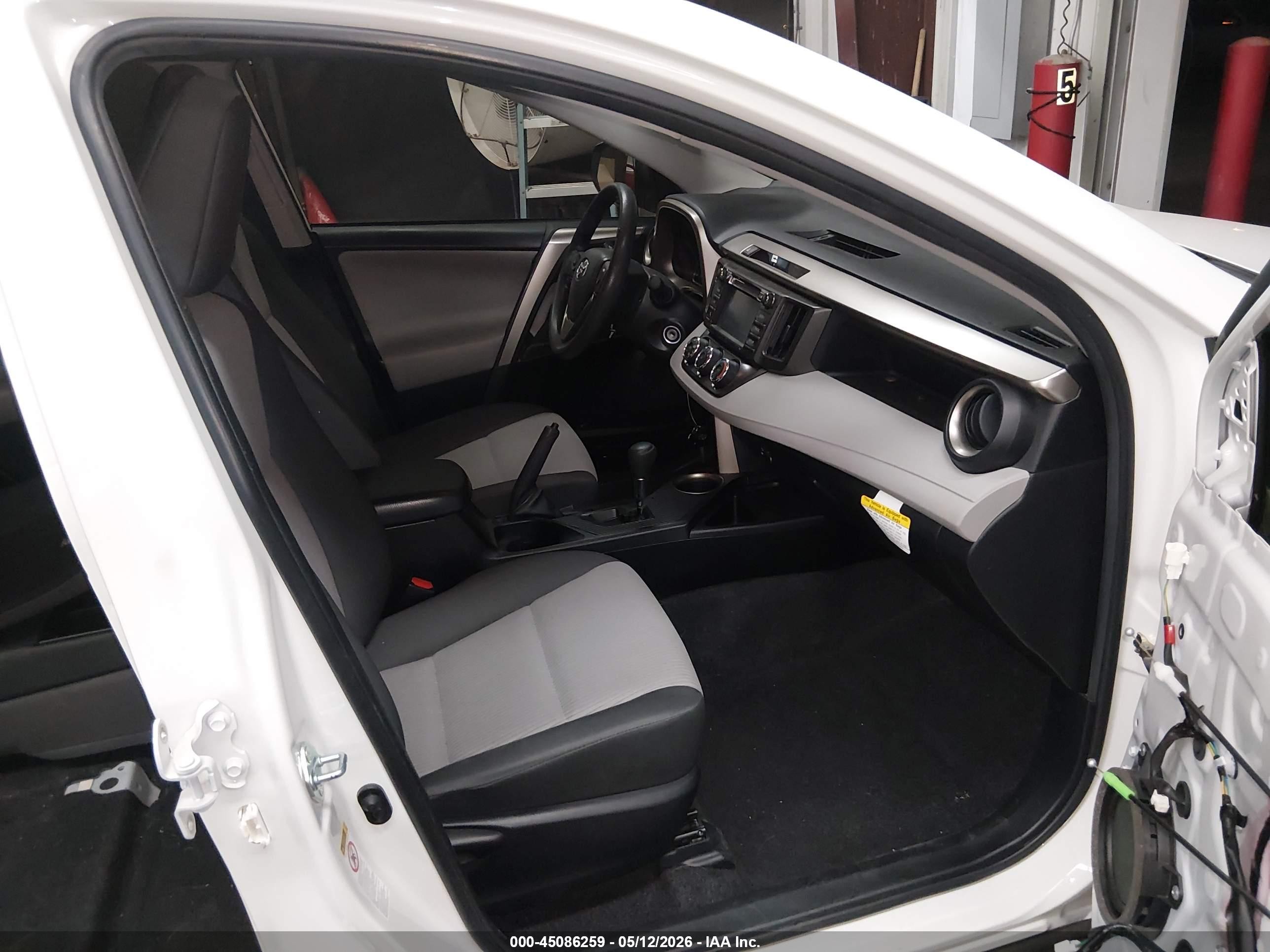 2015 Toyota Rav4 Le White vin: JTMZFREV6FJ056901