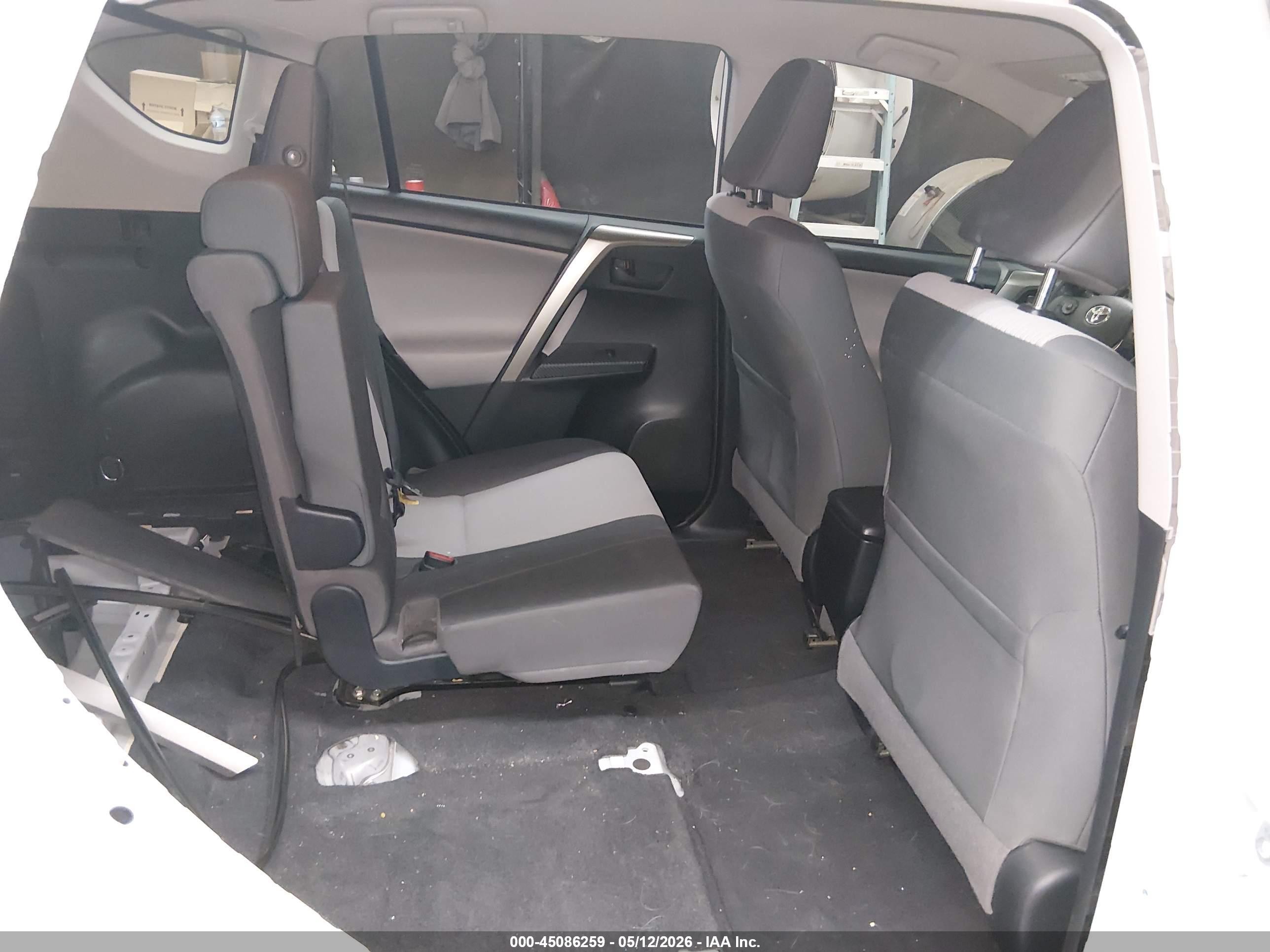 2015 Toyota Rav4 Le White vin: JTMZFREV6FJ056901