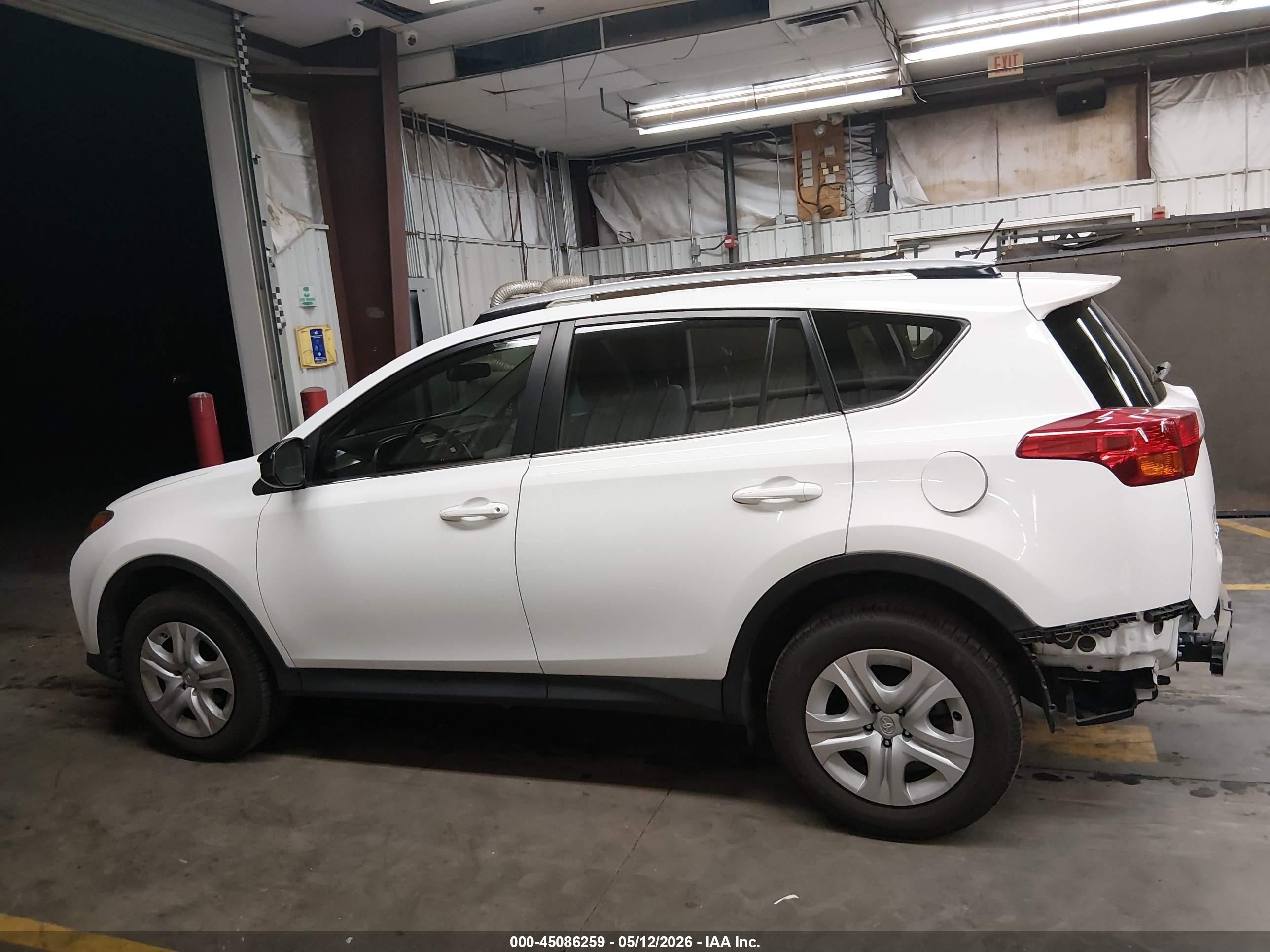 2015 Toyota Rav4 Le White vin: JTMZFREV6FJ056901