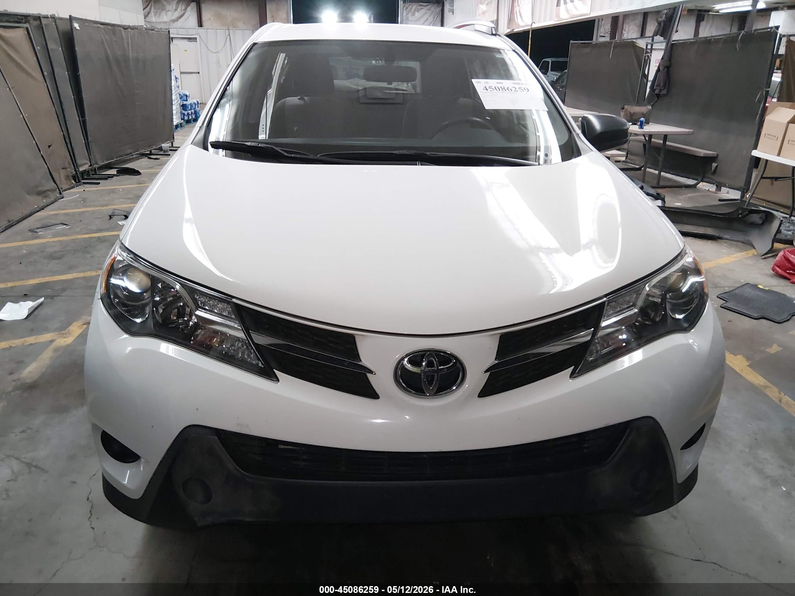 2015 Toyota Rav4 Le White vin: JTMZFREV6FJ056901