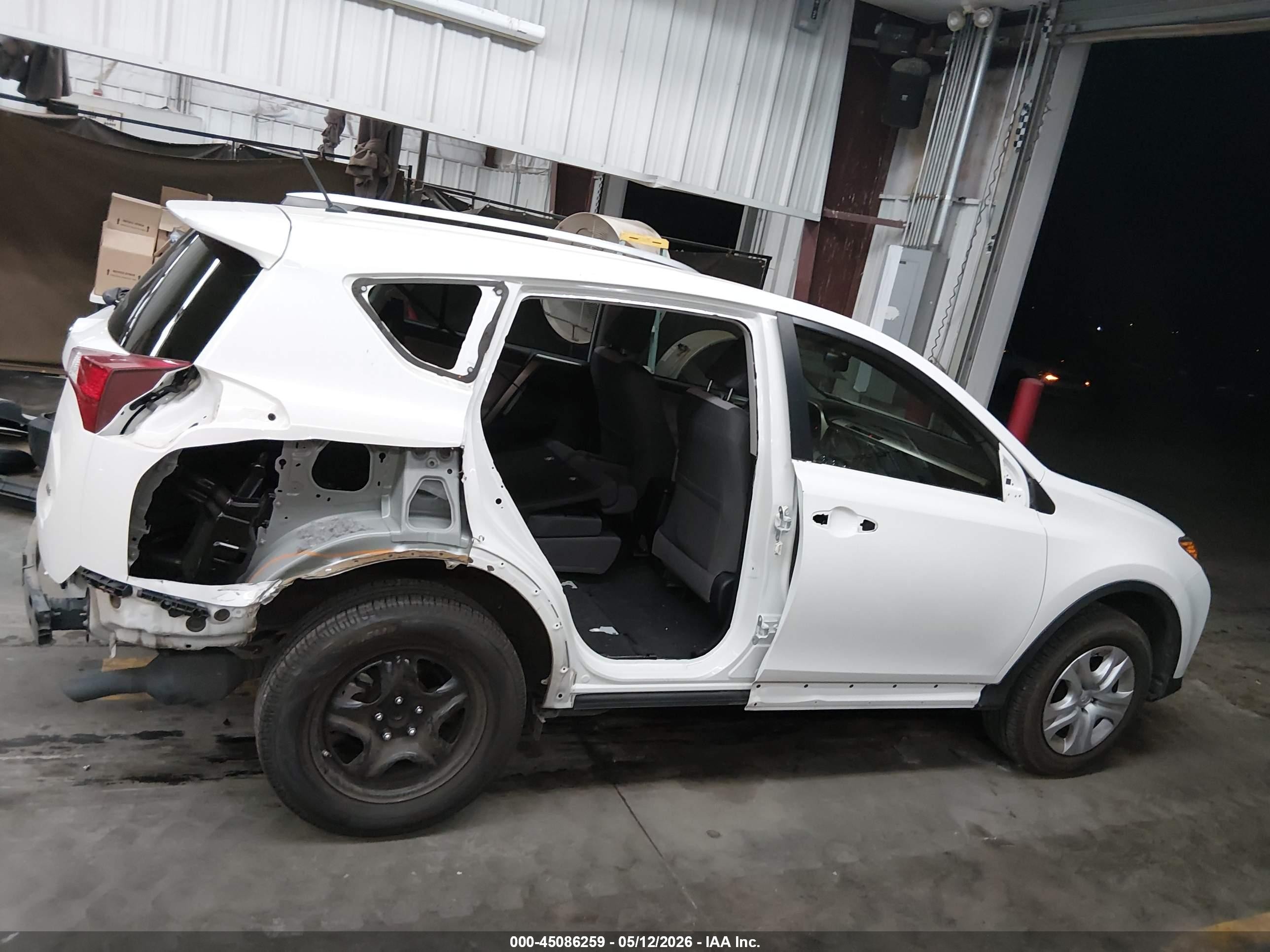 2015 Toyota Rav4 Le White vin: JTMZFREV6FJ056901