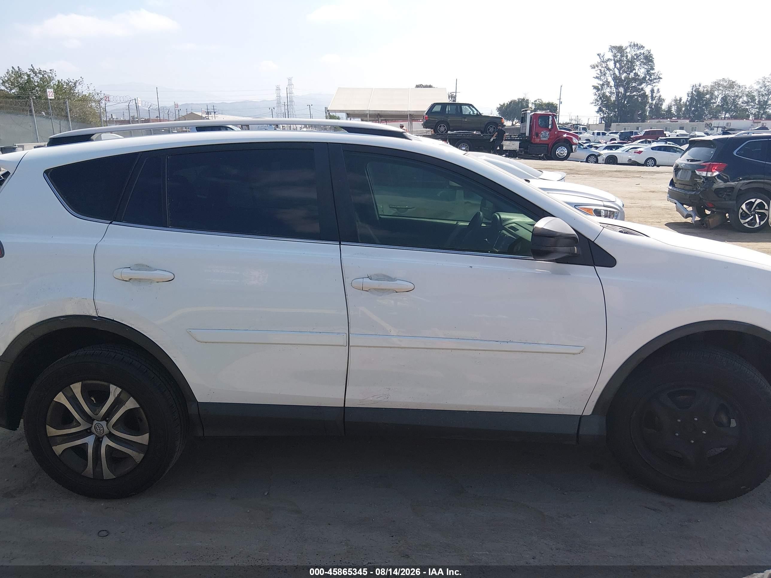 2017 Toyota Rav4 Le White vin: JTMZFREV6HJ709598