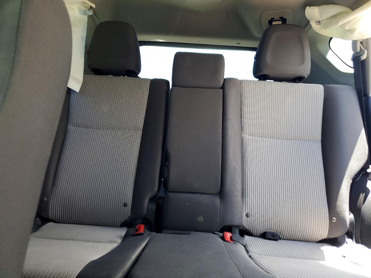 2014 Toyota Rav4 Le Silver vin: JTMZFREV7EJ019824