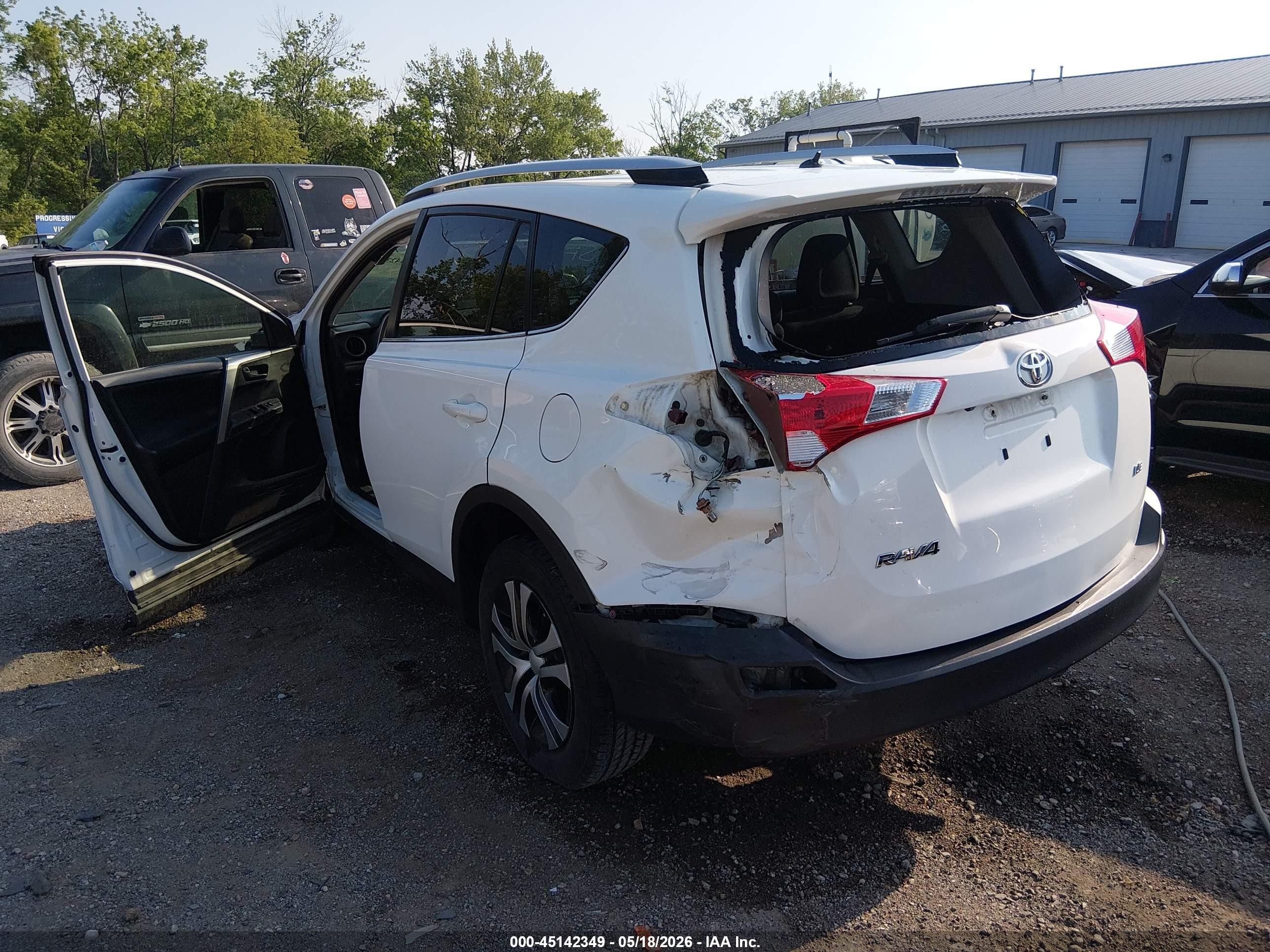 2014 Toyota Rav4 Le White vin: JTMZFREV7EJ021802