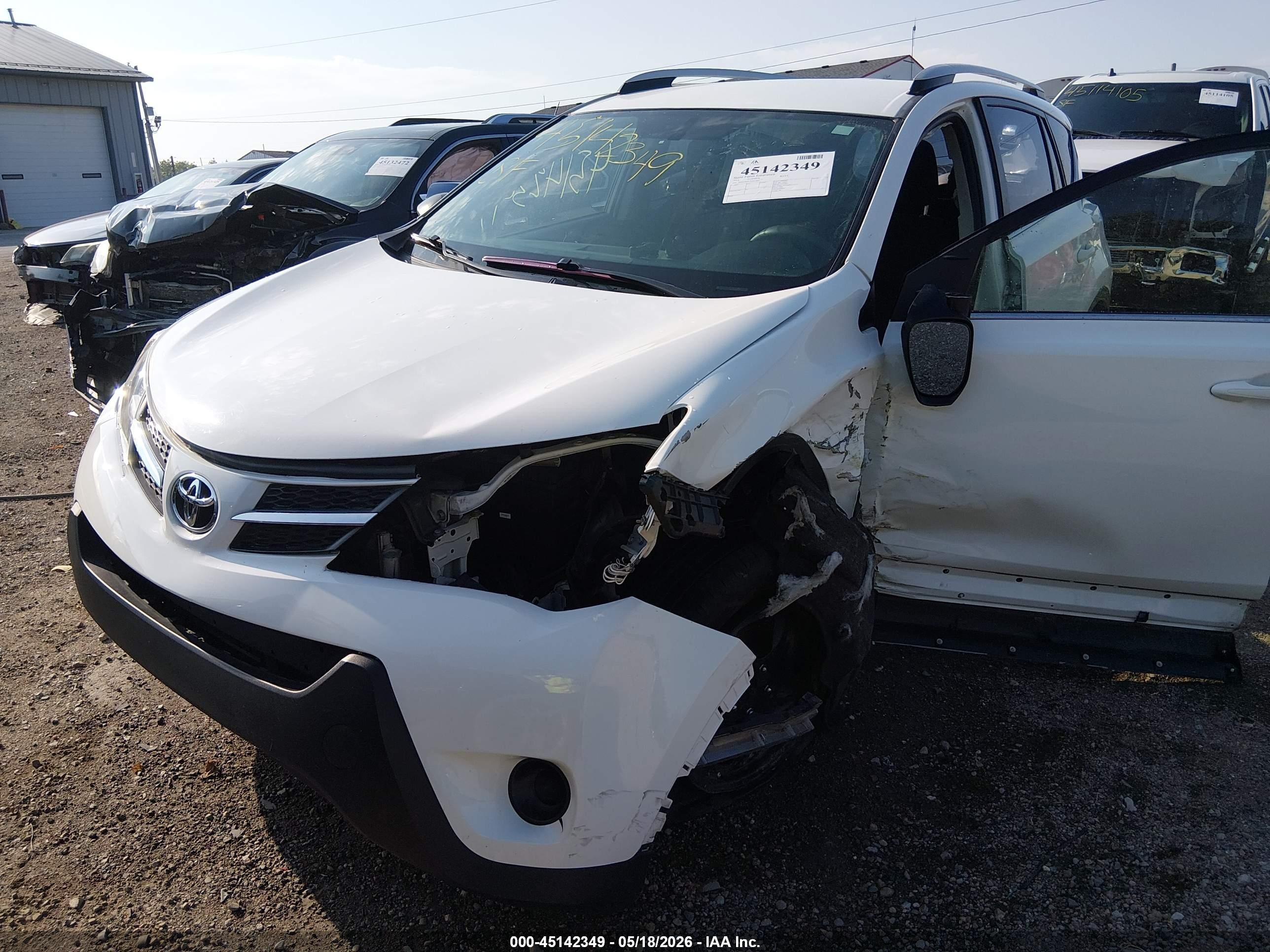 2014 Toyota Rav4 Le White vin: JTMZFREV7EJ021802