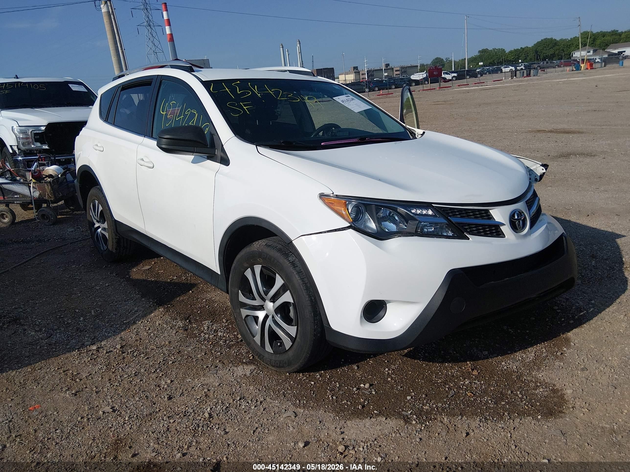 2014 Toyota Rav4 Le White vin: JTMZFREV7EJ021802