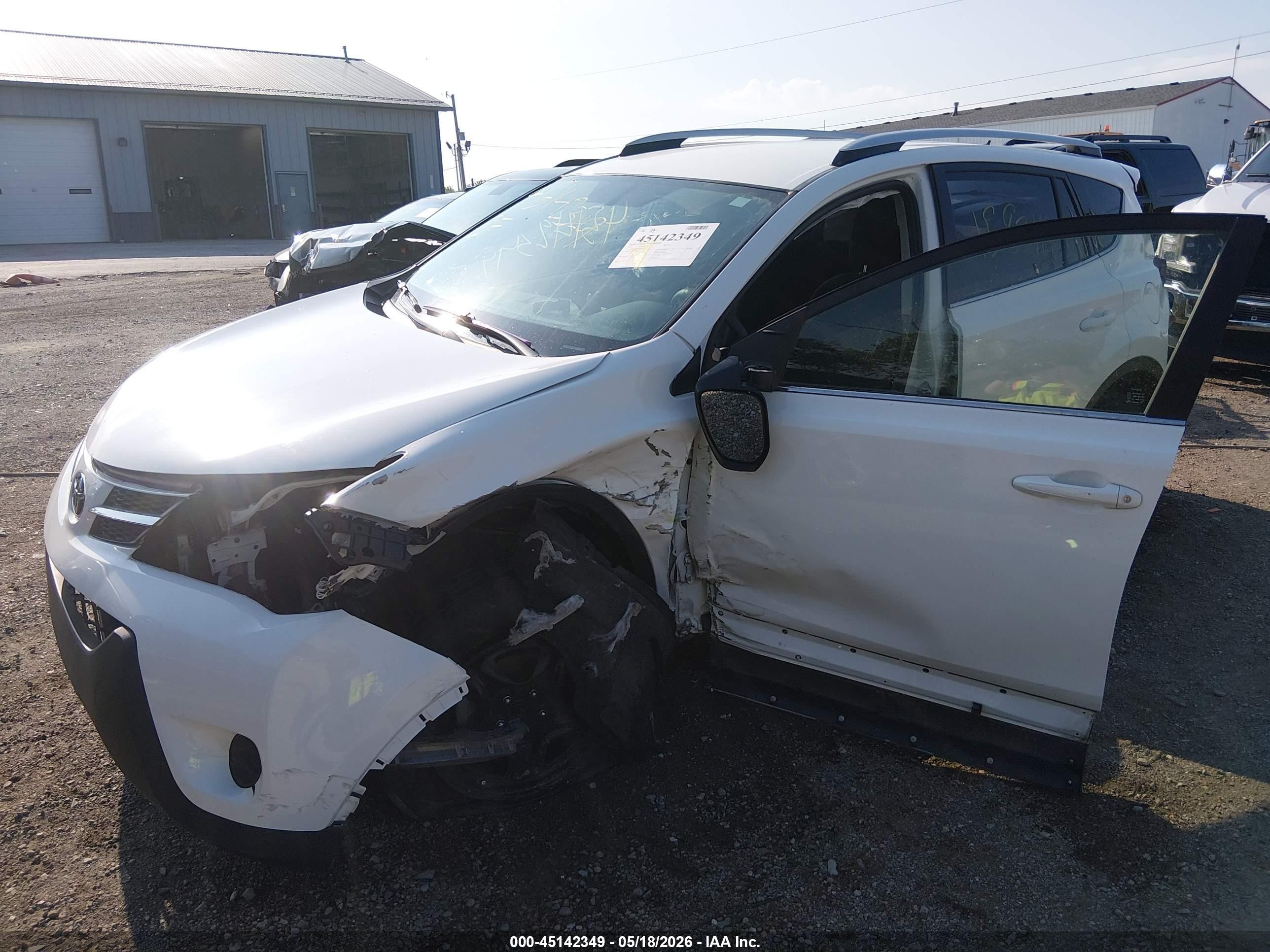 2014 Toyota Rav4 Le White vin: JTMZFREV7EJ021802