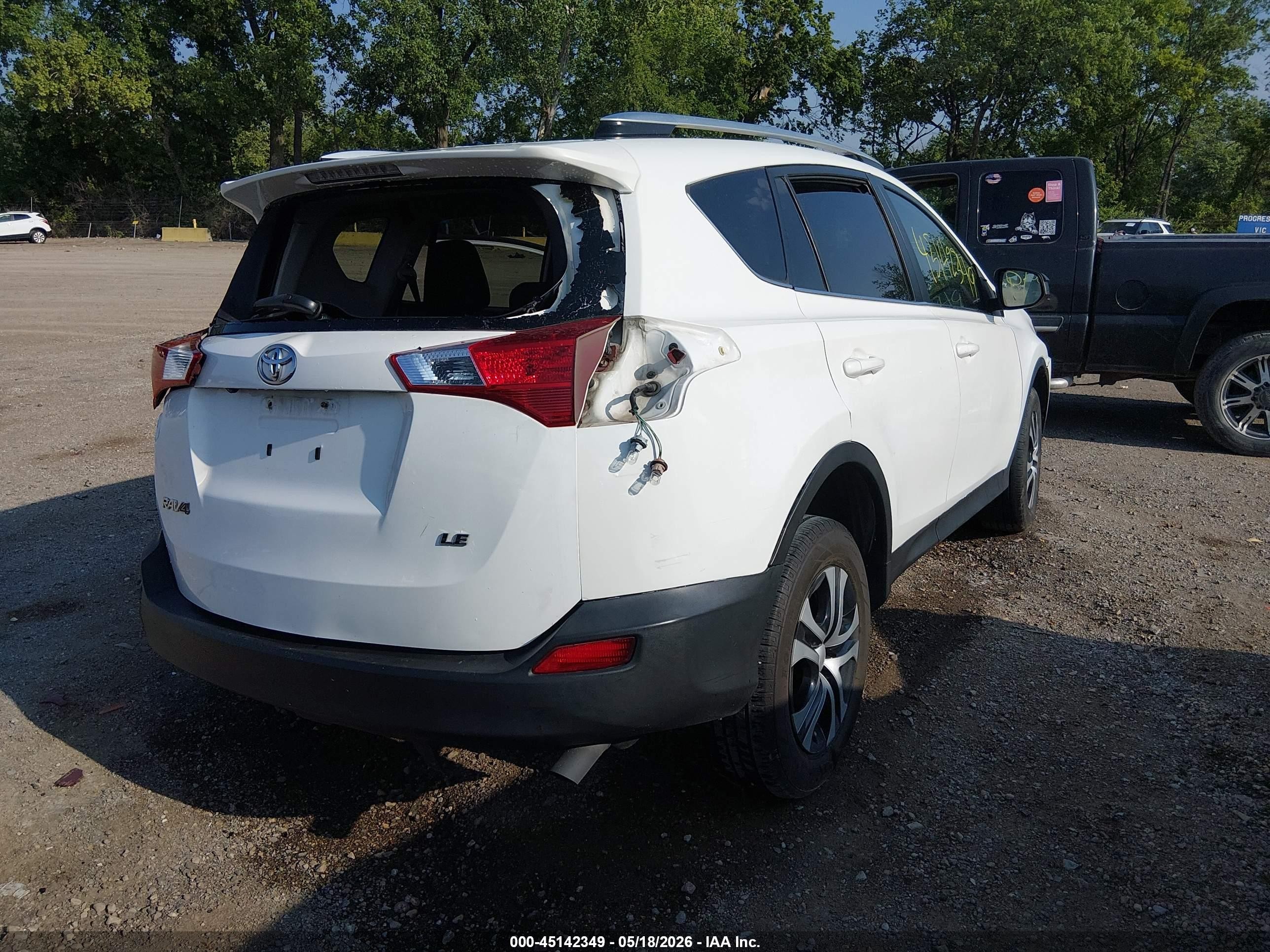 2014 Toyota Rav4 Le White vin: JTMZFREV7EJ021802