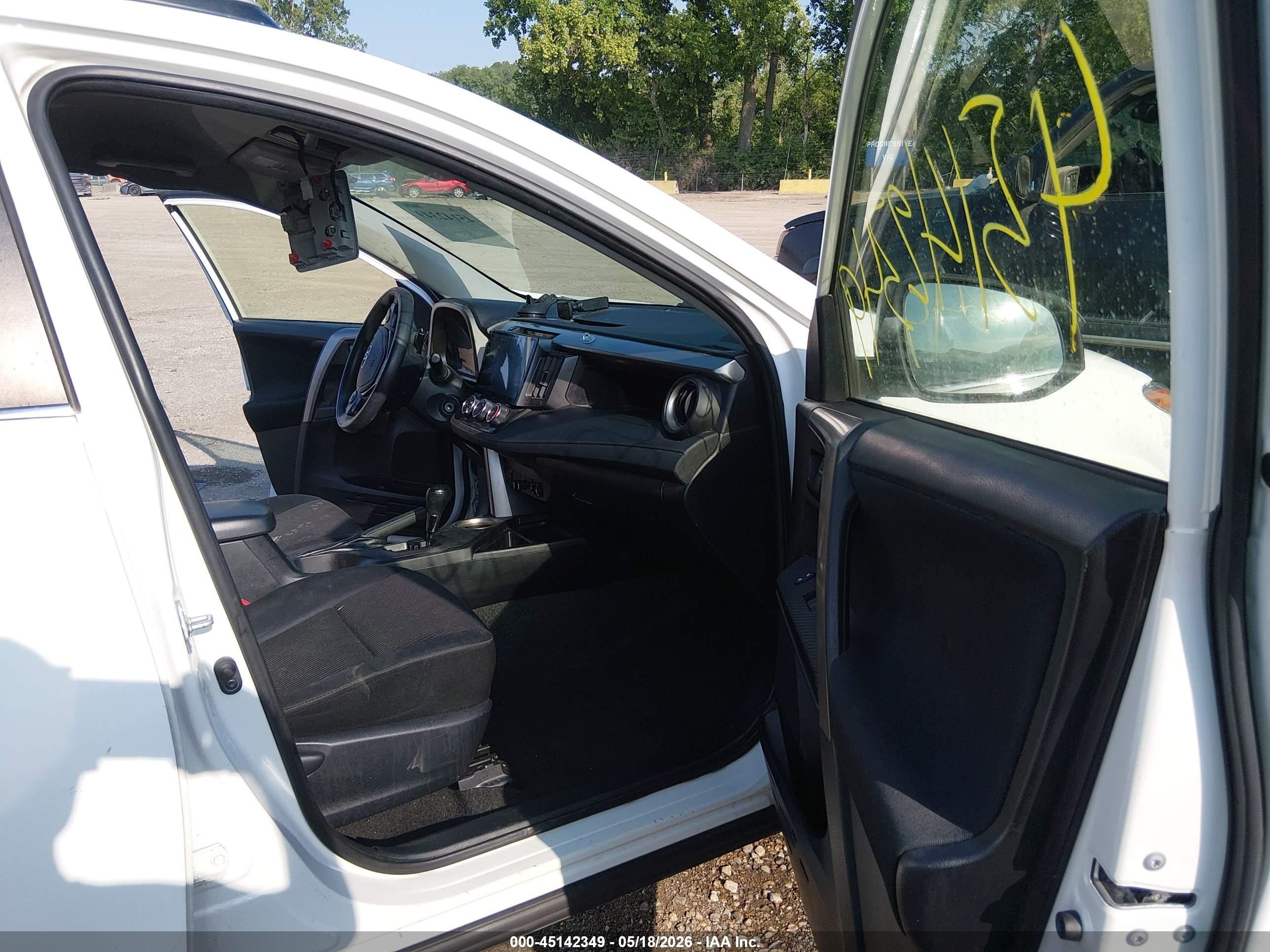 2014 Toyota Rav4 Le White vin: JTMZFREV7EJ021802