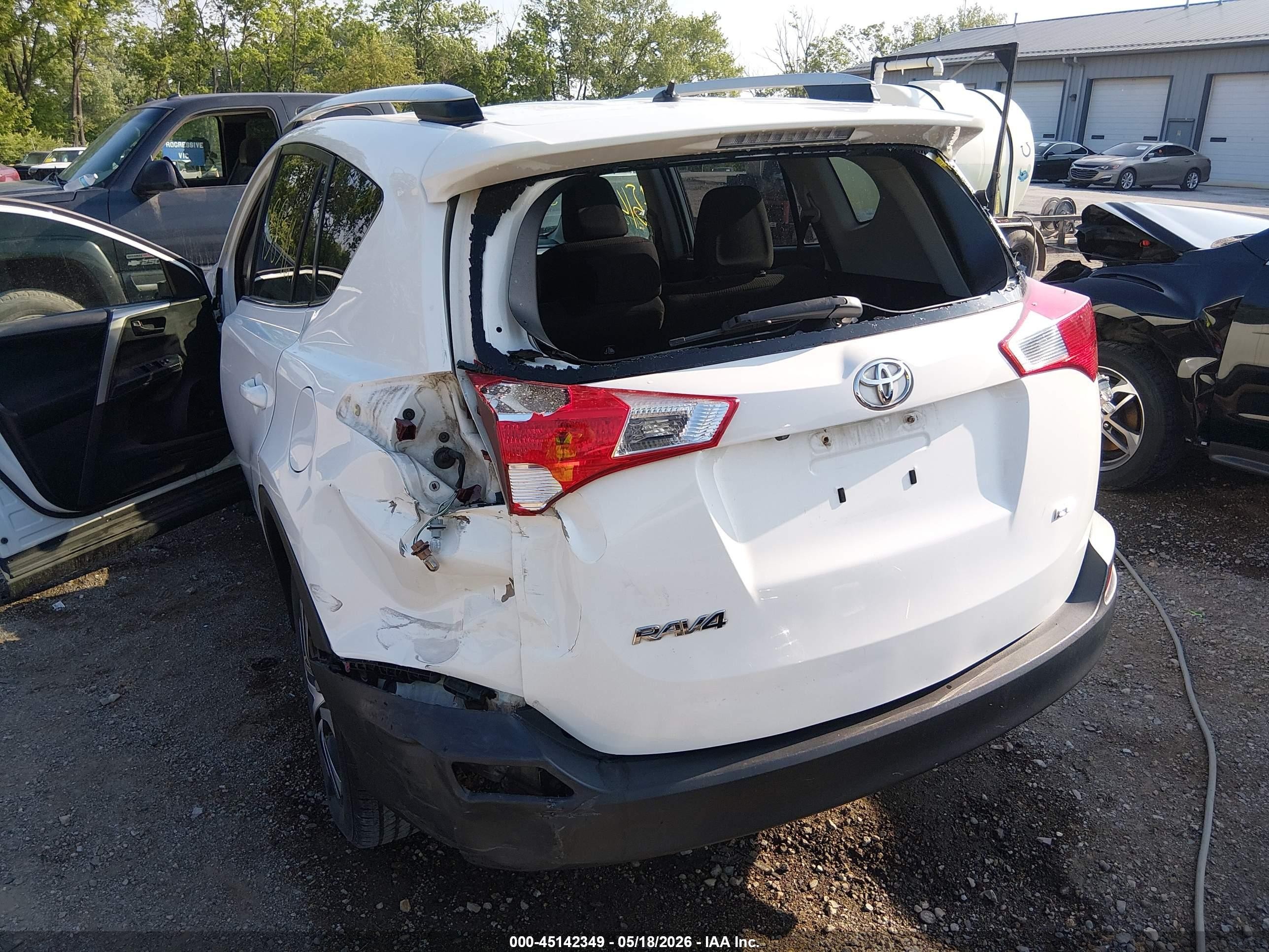 2014 Toyota Rav4 Le White vin: JTMZFREV7EJ021802