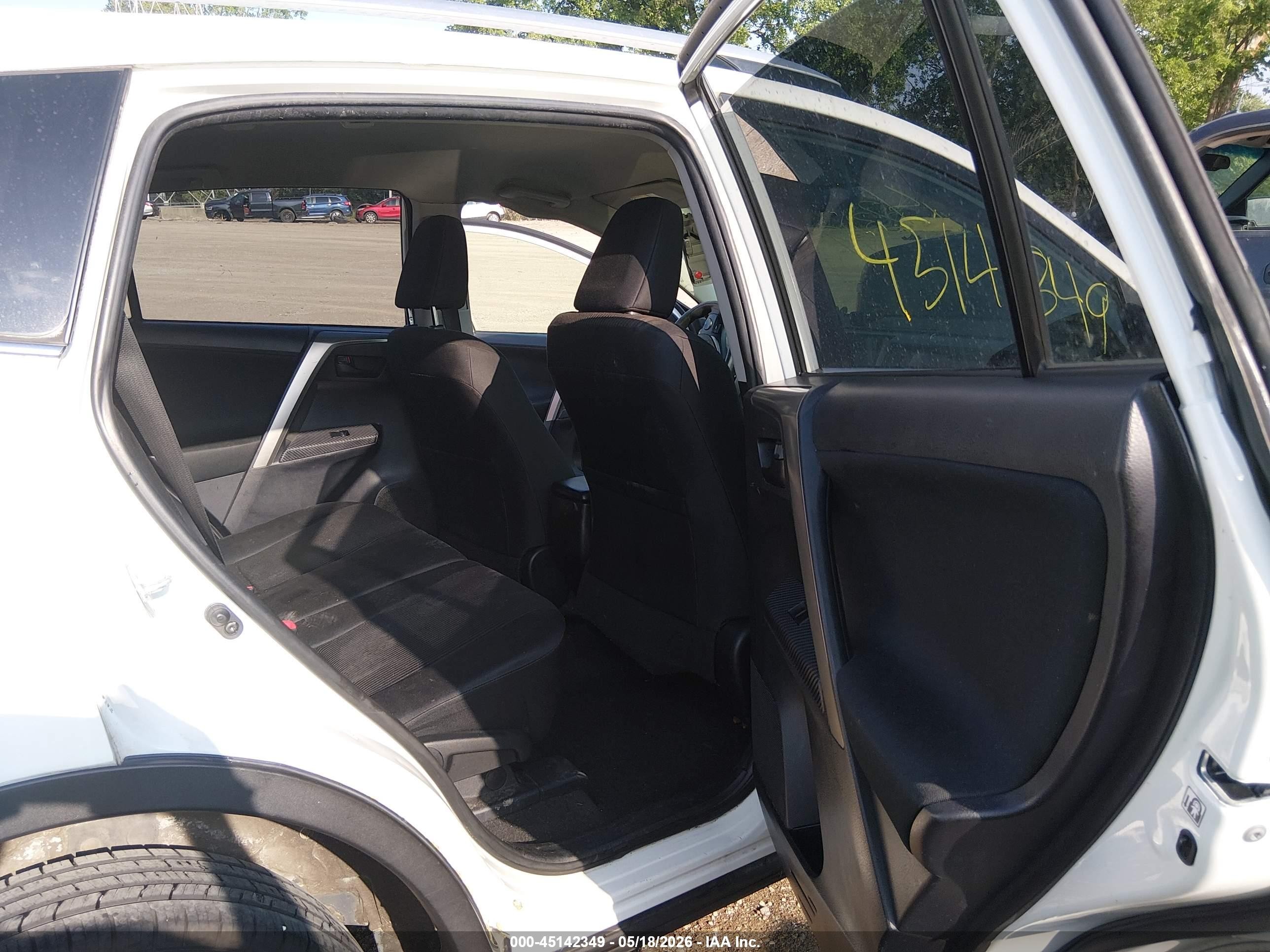 2014 Toyota Rav4 Le White vin: JTMZFREV7EJ021802