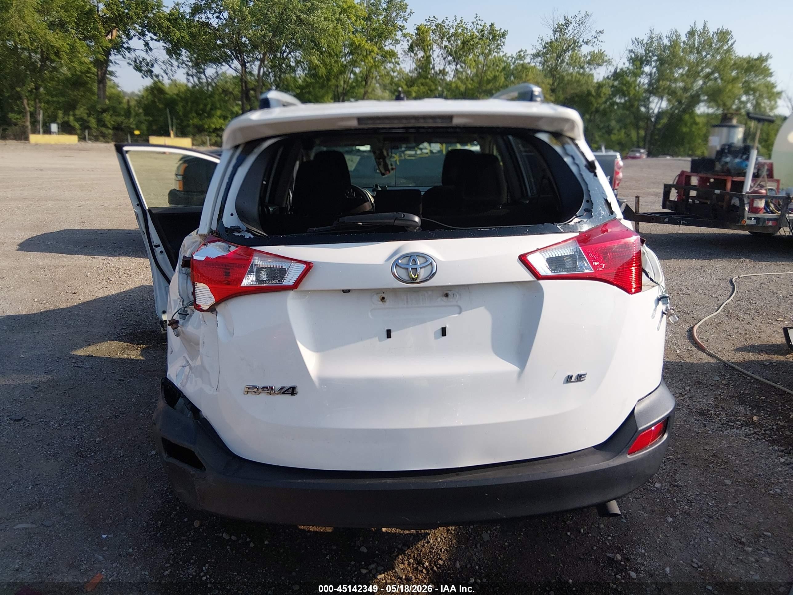 2014 Toyota Rav4 Le White vin: JTMZFREV7EJ021802