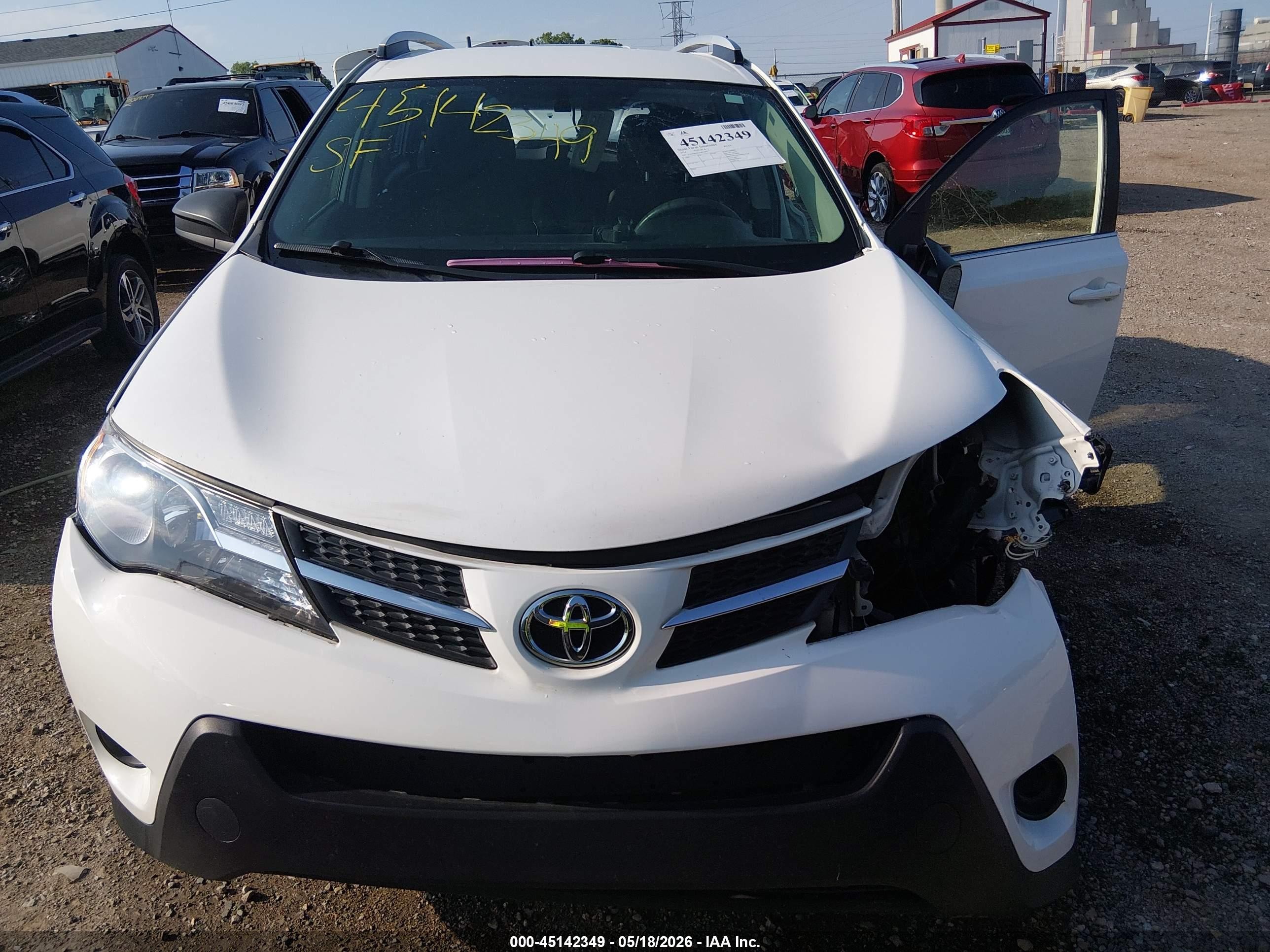 2014 Toyota Rav4 Le White vin: JTMZFREV7EJ021802